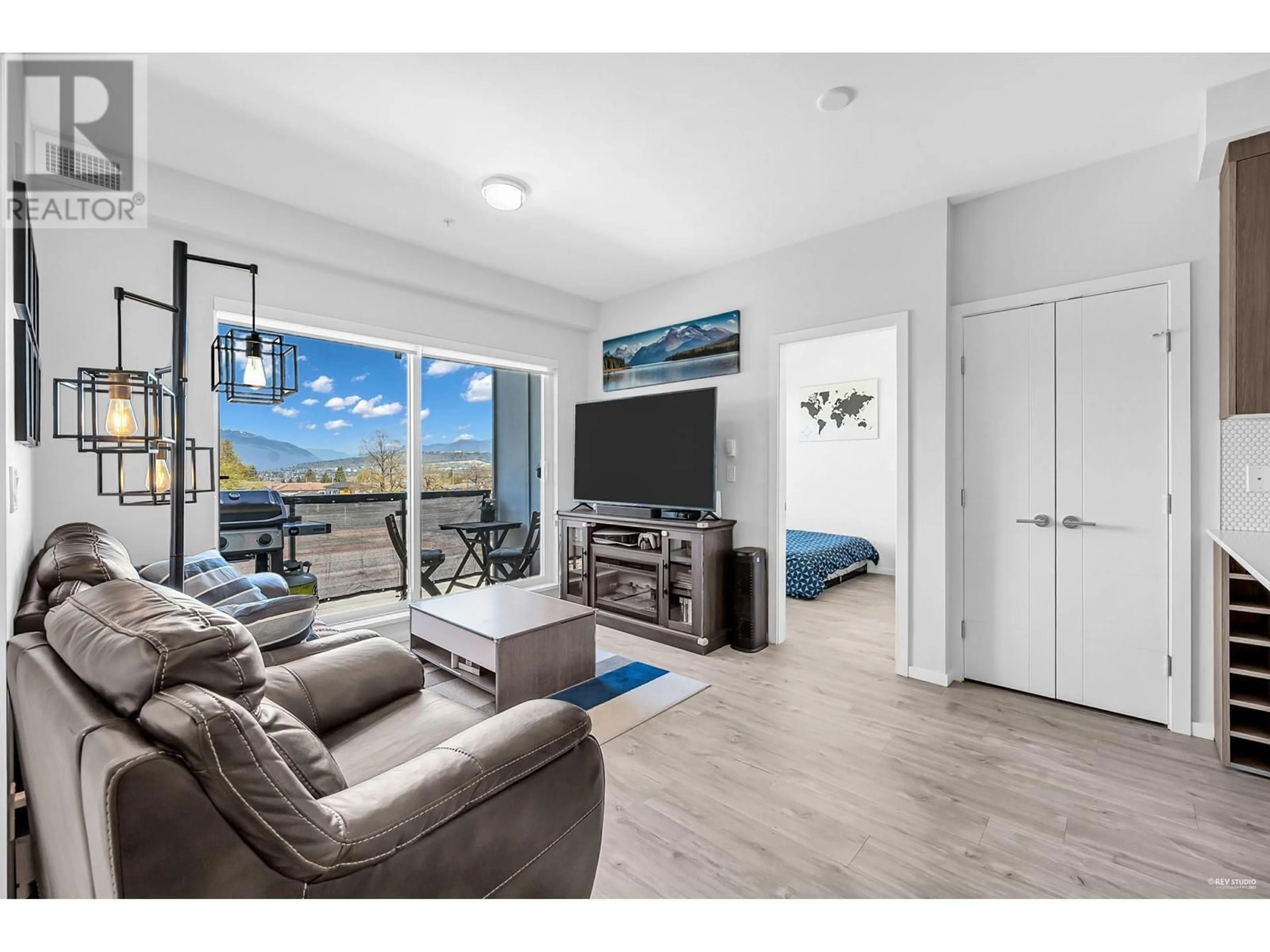 Living room with furniture, unknown for 327 - 6283 KINGSWAY STREET, Burnaby British Columbia V5J0H3