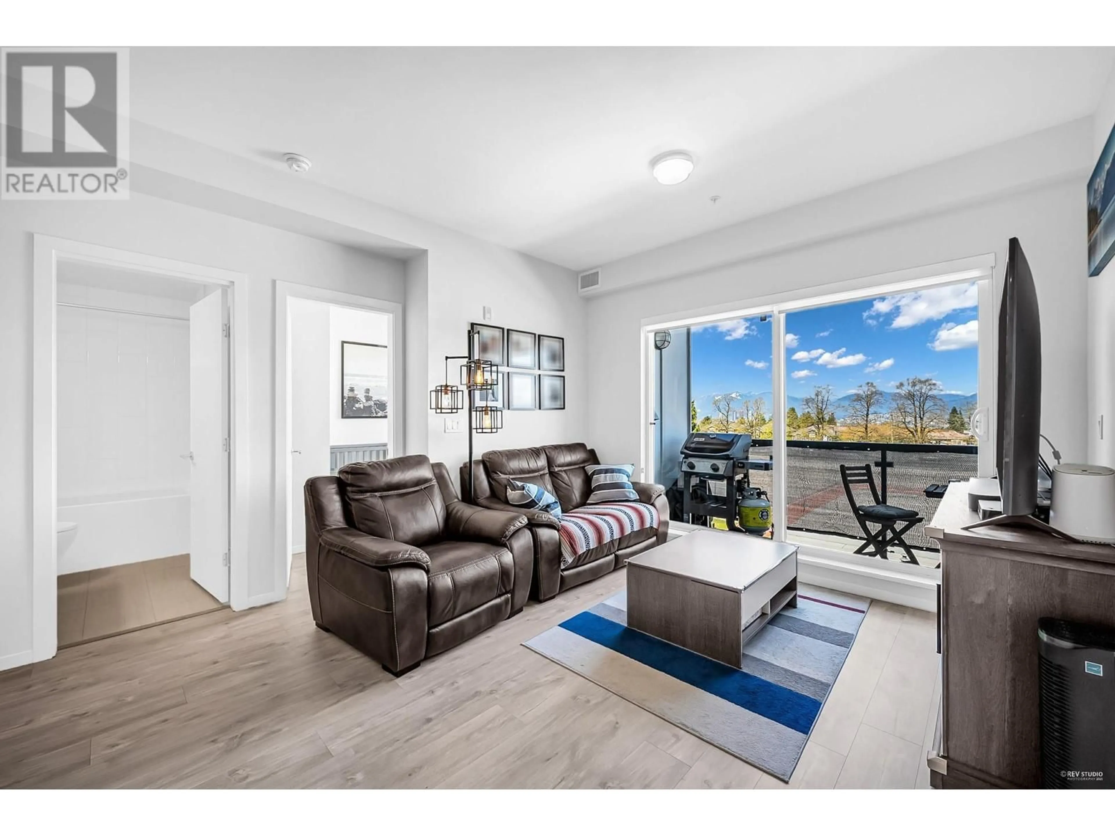 Living room with furniture, wood/laminate floor for 327 - 6283 KINGSWAY STREET, Burnaby British Columbia V5J0H3