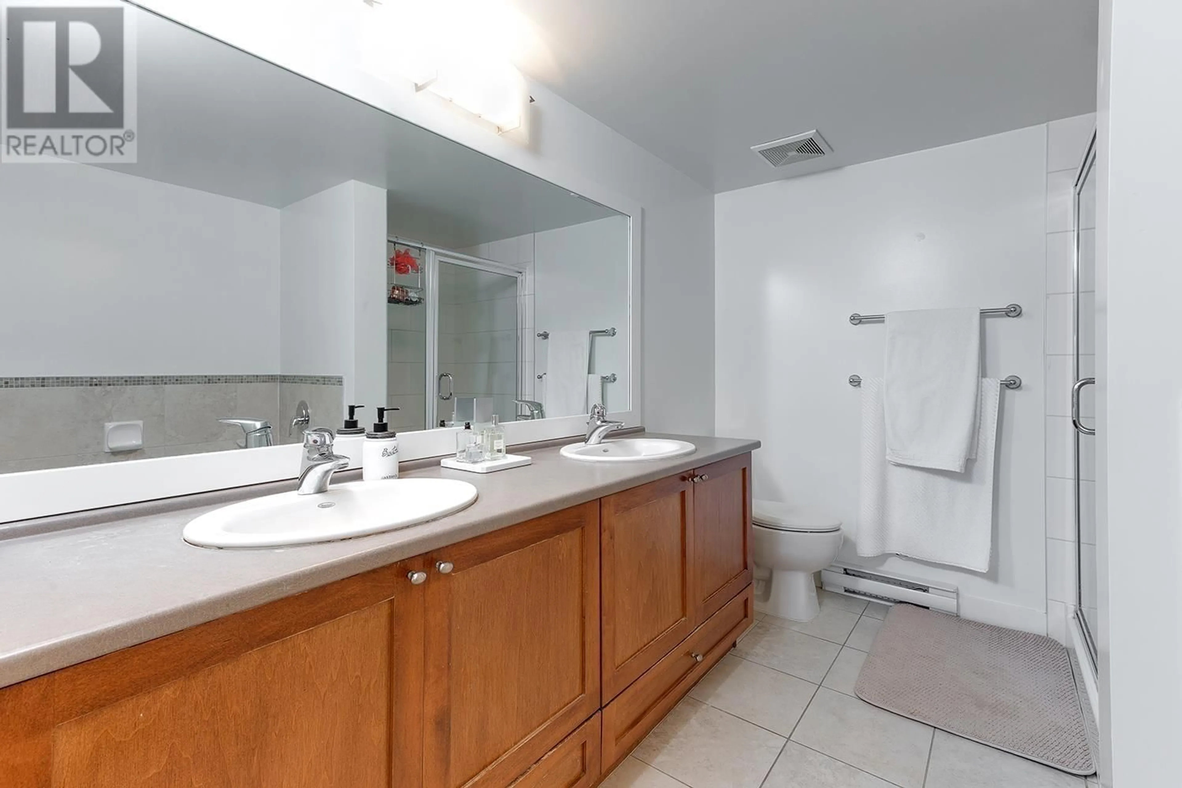 Standard bathroom, ceramic/tile floor for 405 - 19673 MEADOW GARDENS WAY, Pitt Meadows British Columbia V3Y0A1