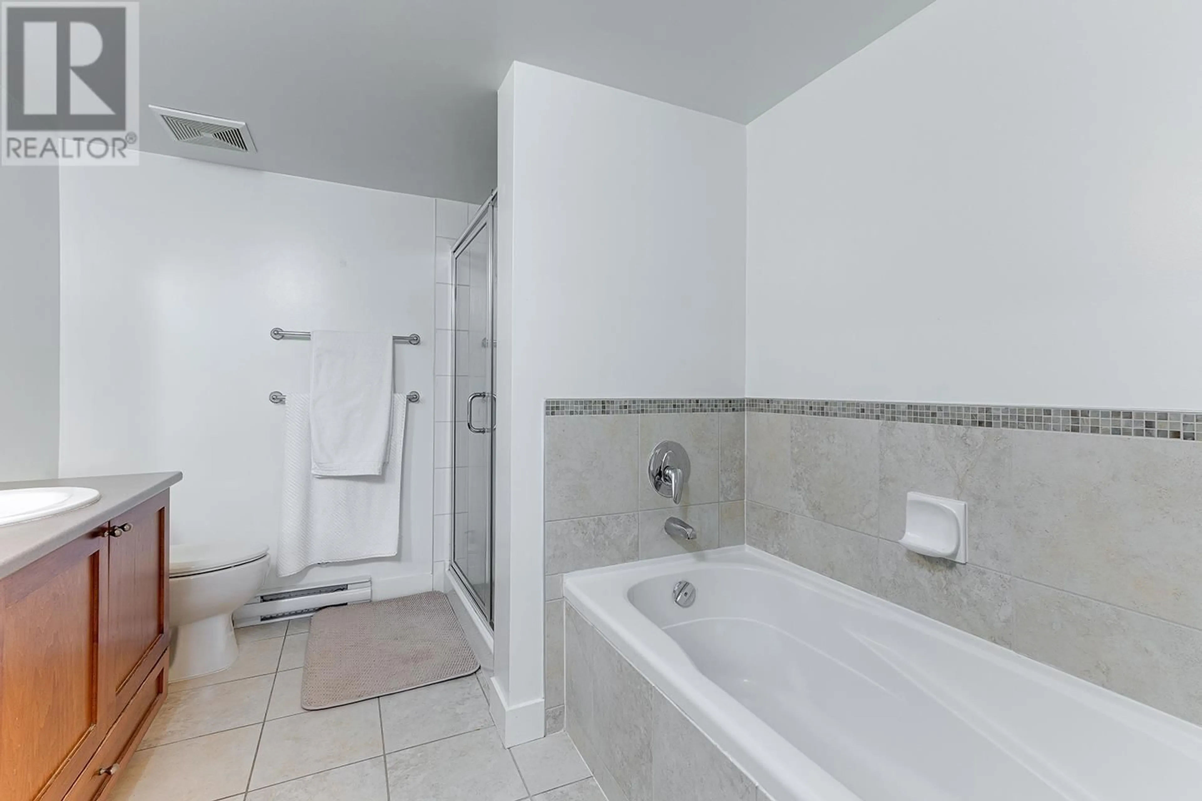 Standard bathroom, ceramic/tile floor for 405 - 19673 MEADOW GARDENS WAY, Pitt Meadows British Columbia V3Y0A1