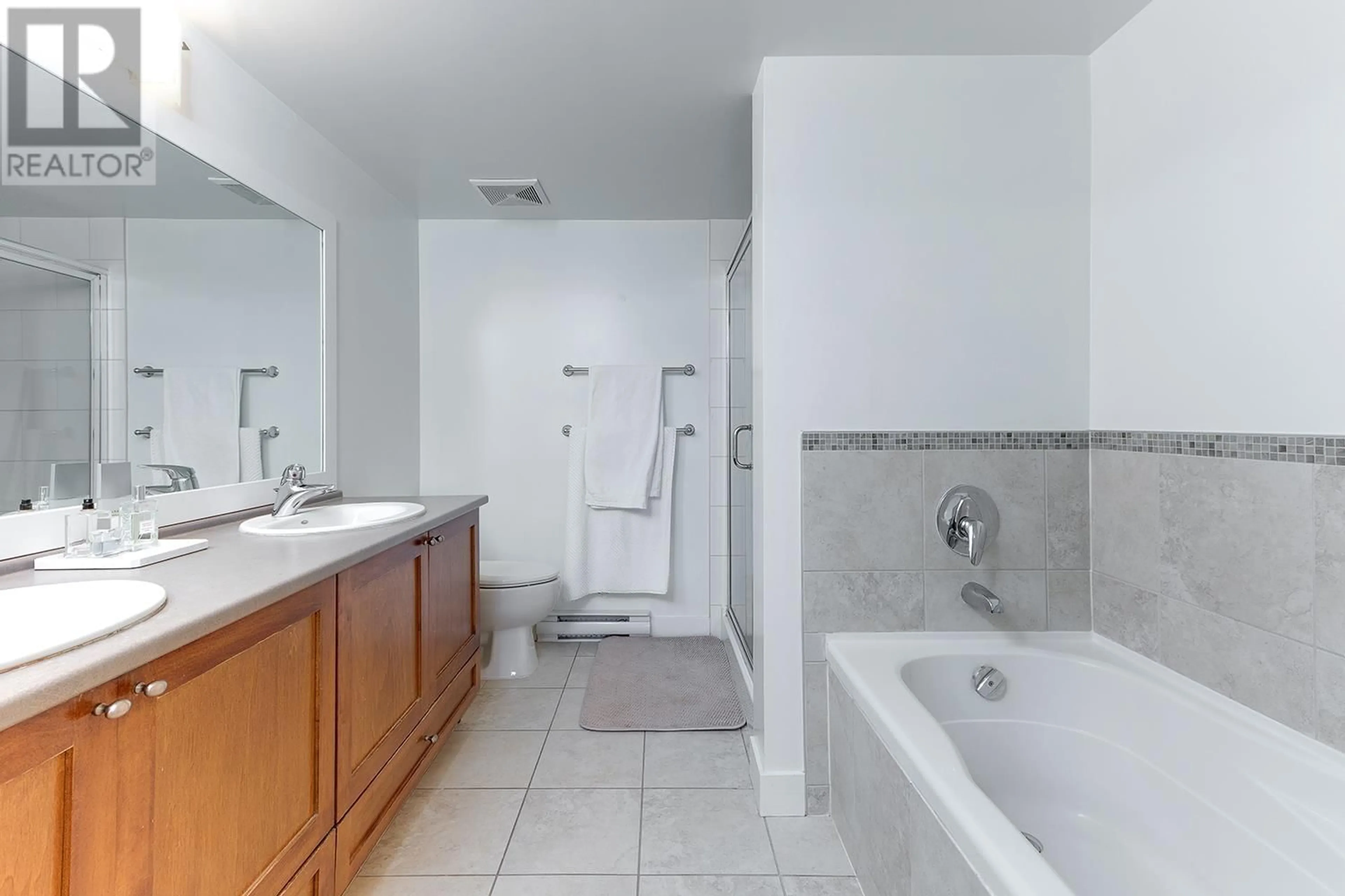 Standard bathroom, ceramic/tile floor for 405 - 19673 MEADOW GARDENS WAY, Pitt Meadows British Columbia V3Y0A1