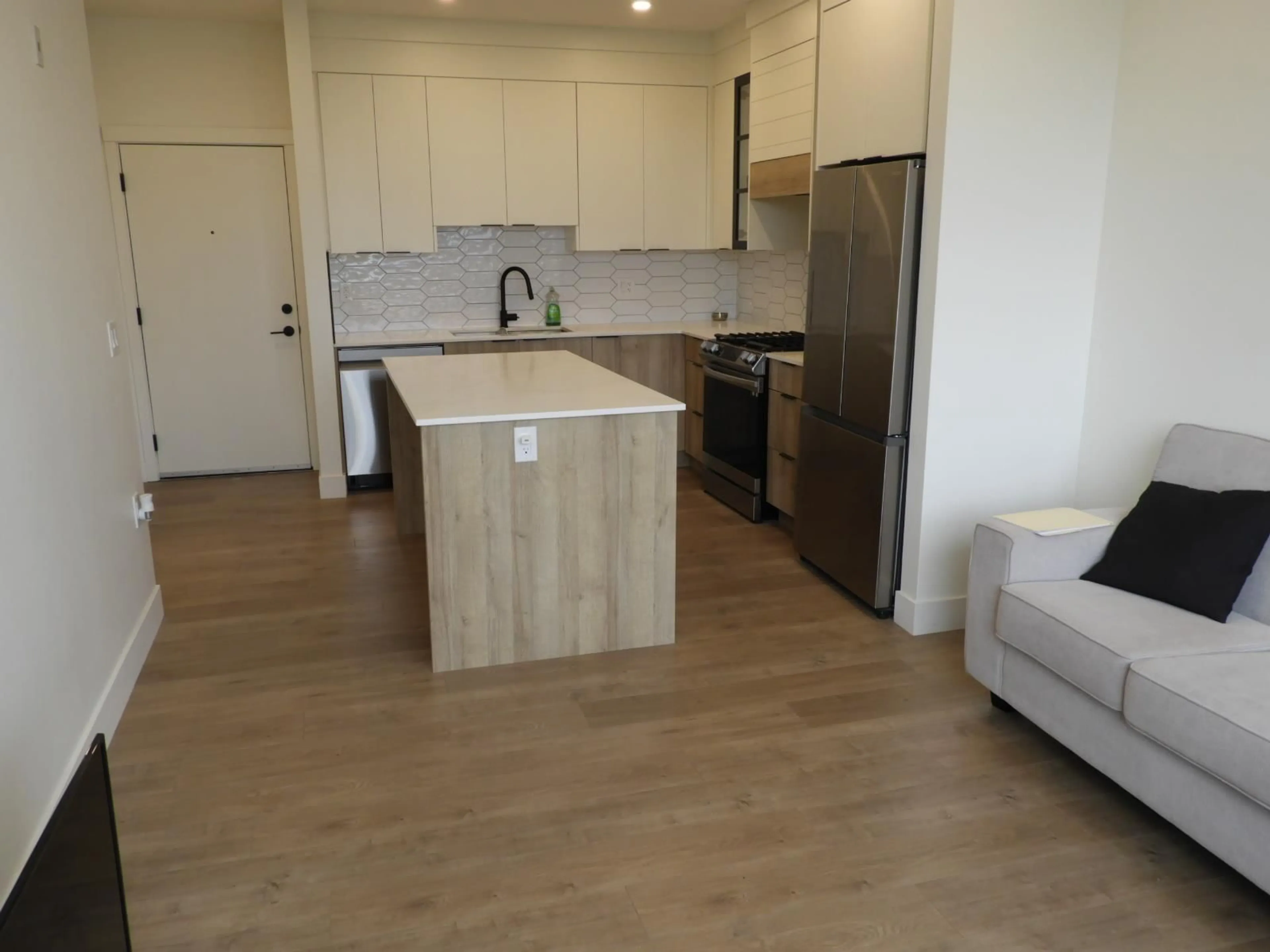 Open concept kitchen, wood/laminate floor for 306 - 20614 80, Langley British Columbia V2Y3W7