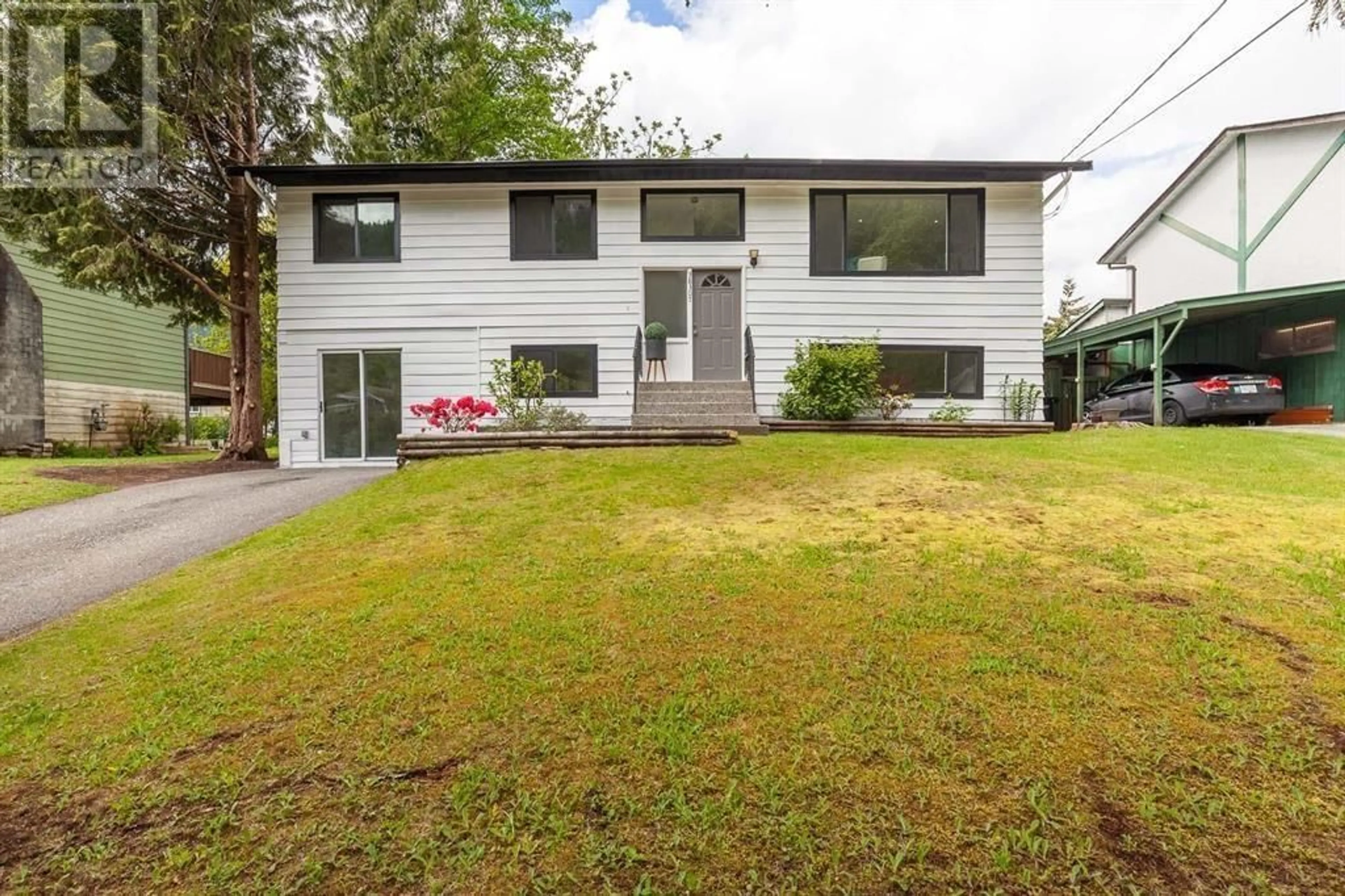 Home with vinyl exterior material, street for 38307 GUILFORD DRIVE, Squamish British Columbia V8B0X8