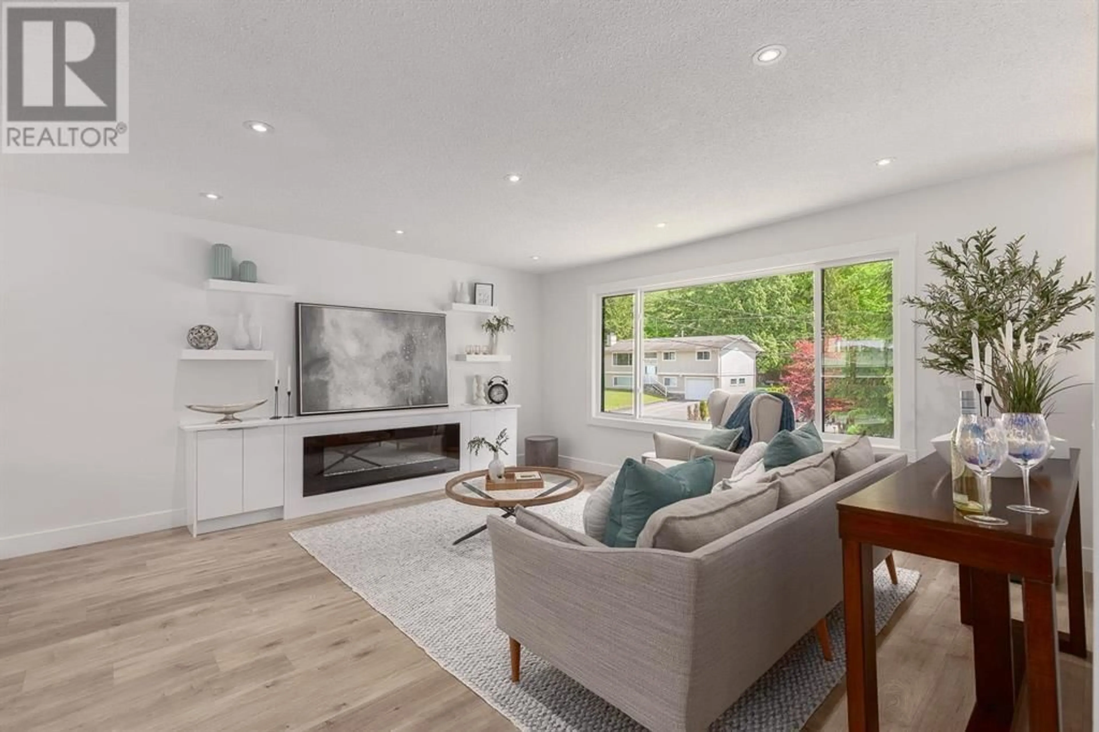 Living room with furniture, unknown for 38307 GUILFORD DRIVE, Squamish British Columbia V8B0X8