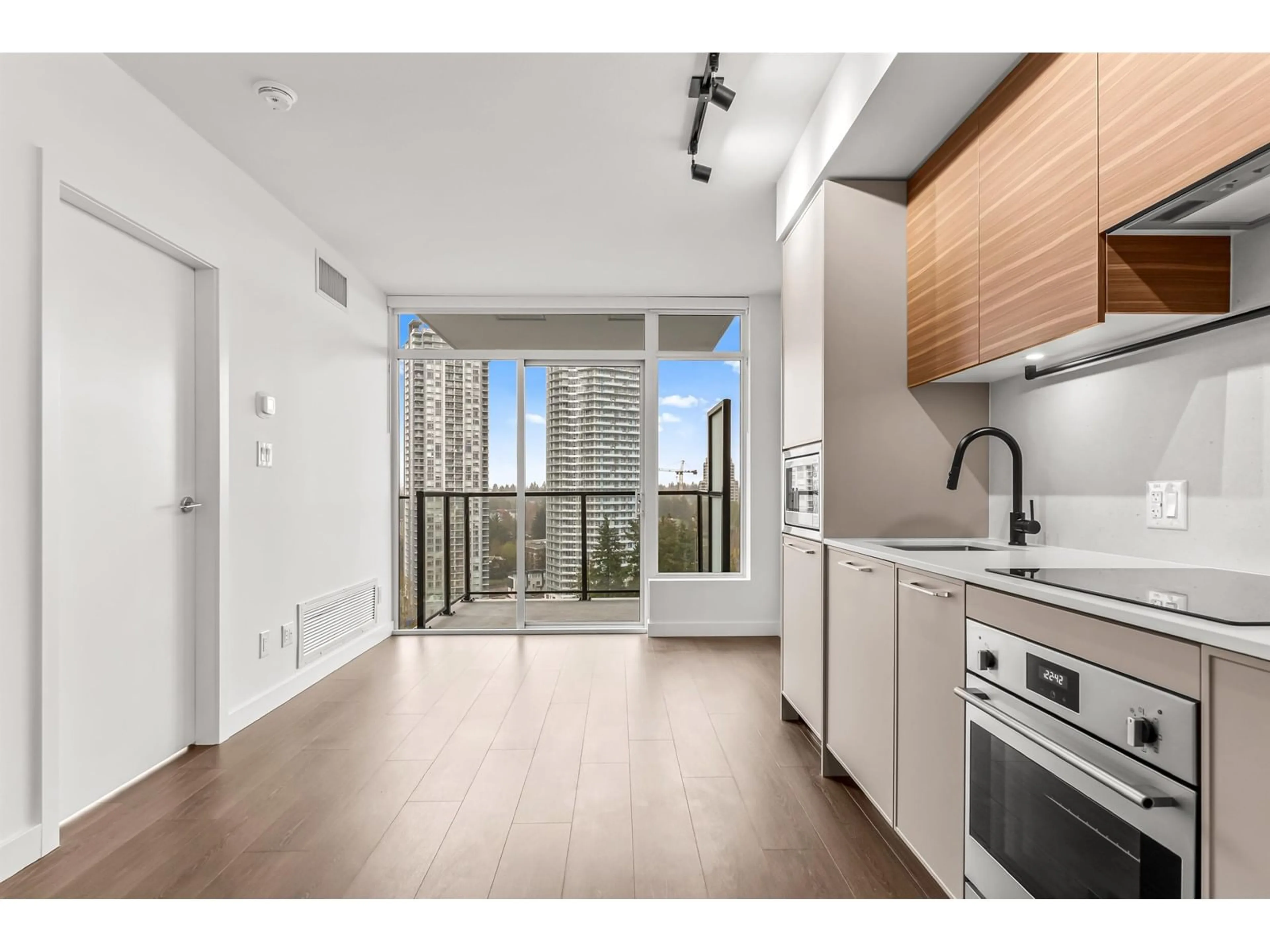 Standard kitchen, unknown for 1607 - 13725 GEORGE JUNCTION, Surrey British Columbia V3T0V7