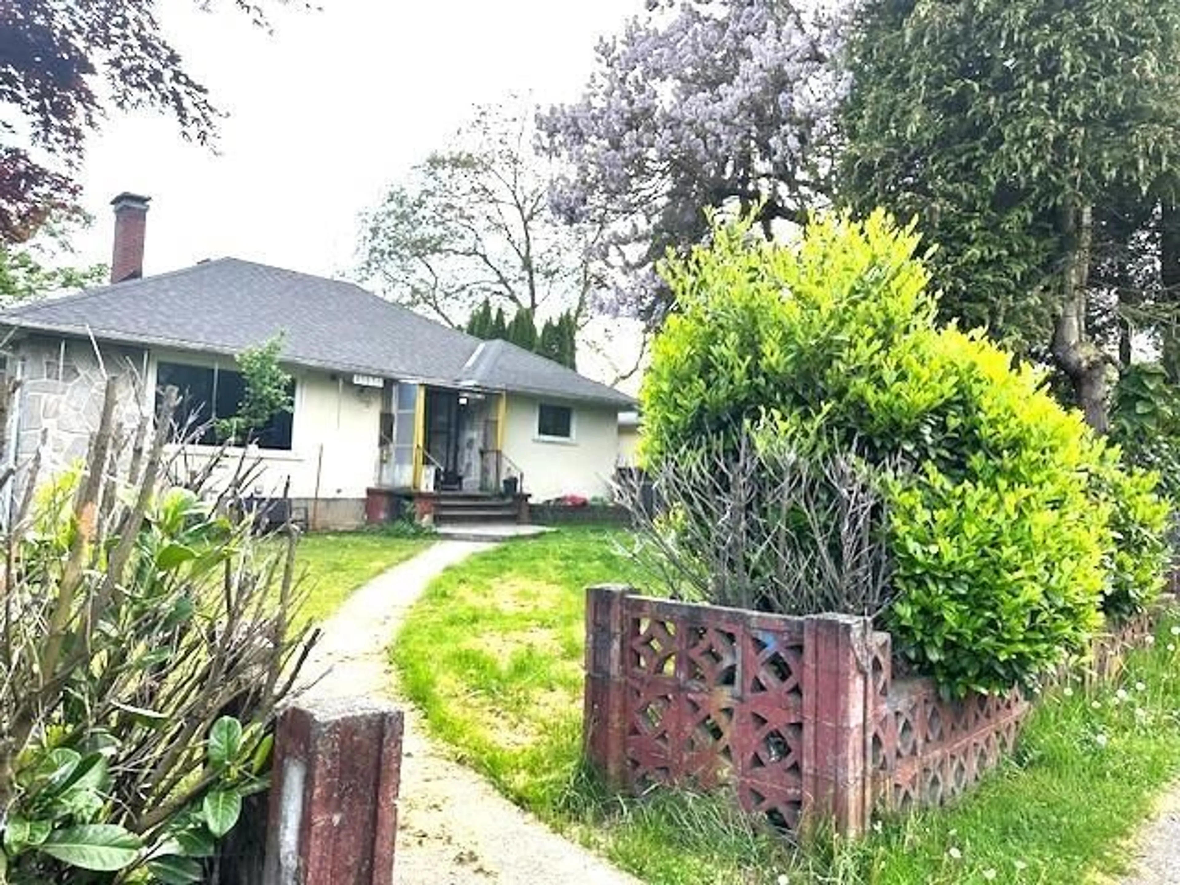 A pic from outside/outdoor area/front of a property/back of a property/a pic from drone, street for 45656 WELLINGTON AVENUE, Chilliwack British Columbia V2P2E6