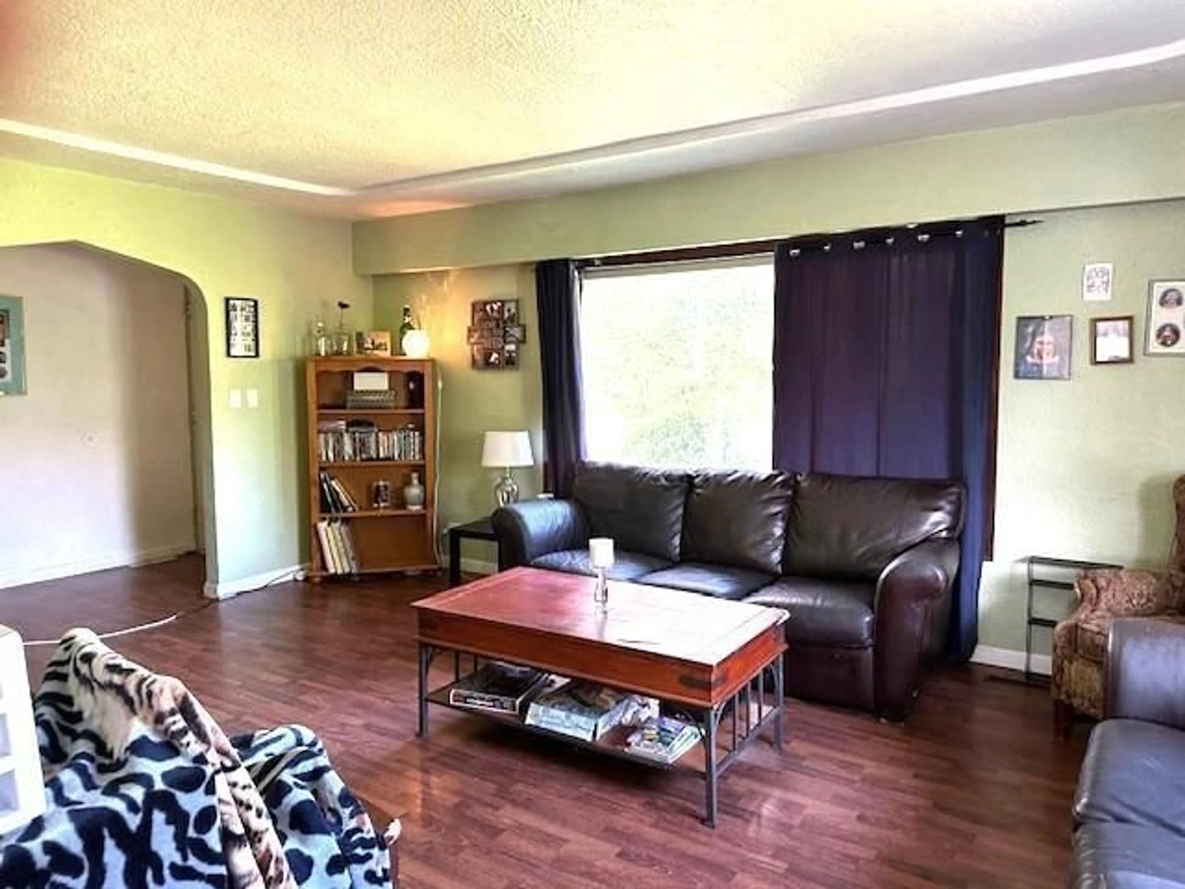 Living room with furniture, wood/laminate floor for 45656 WELLINGTON AVENUE, Chilliwack British Columbia V2P2E6