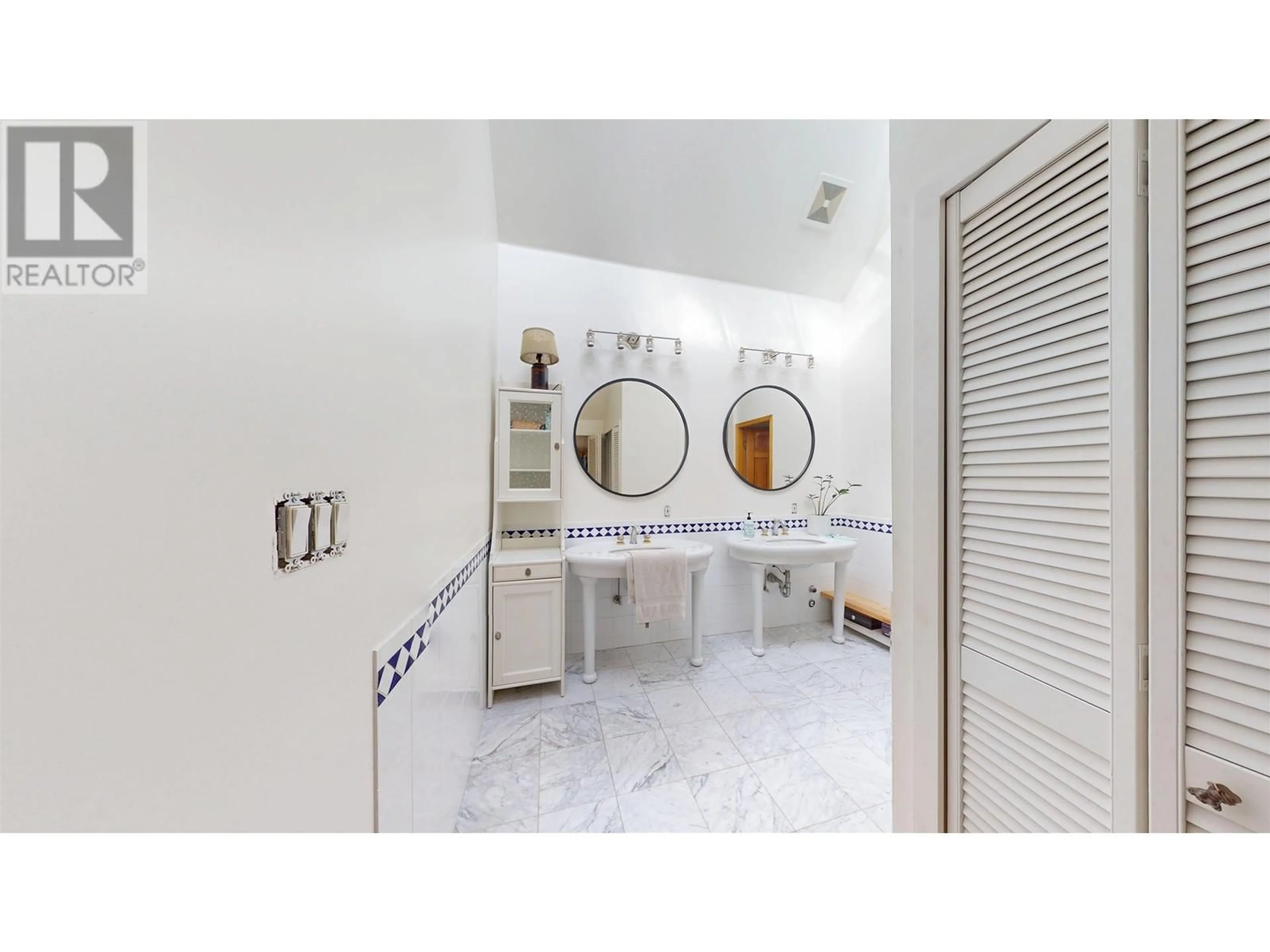 Contemporary bathroom, ceramic/tile floor for 269 DAVID ROAD, Bowen Island British Columbia V0N1G2