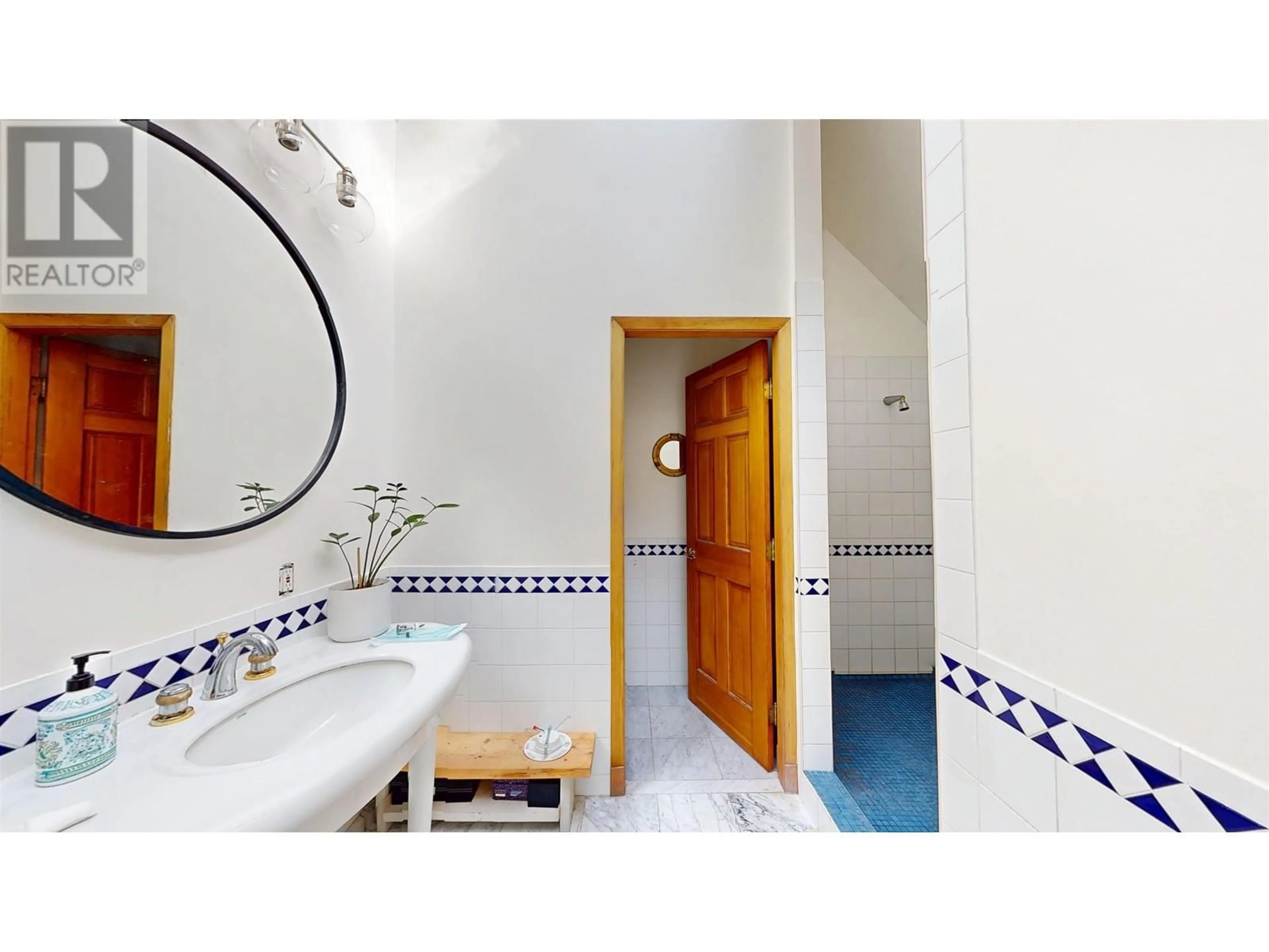 Standard bathroom, ceramic/tile floor for 269 DAVID ROAD, Bowen Island British Columbia V0N1G2