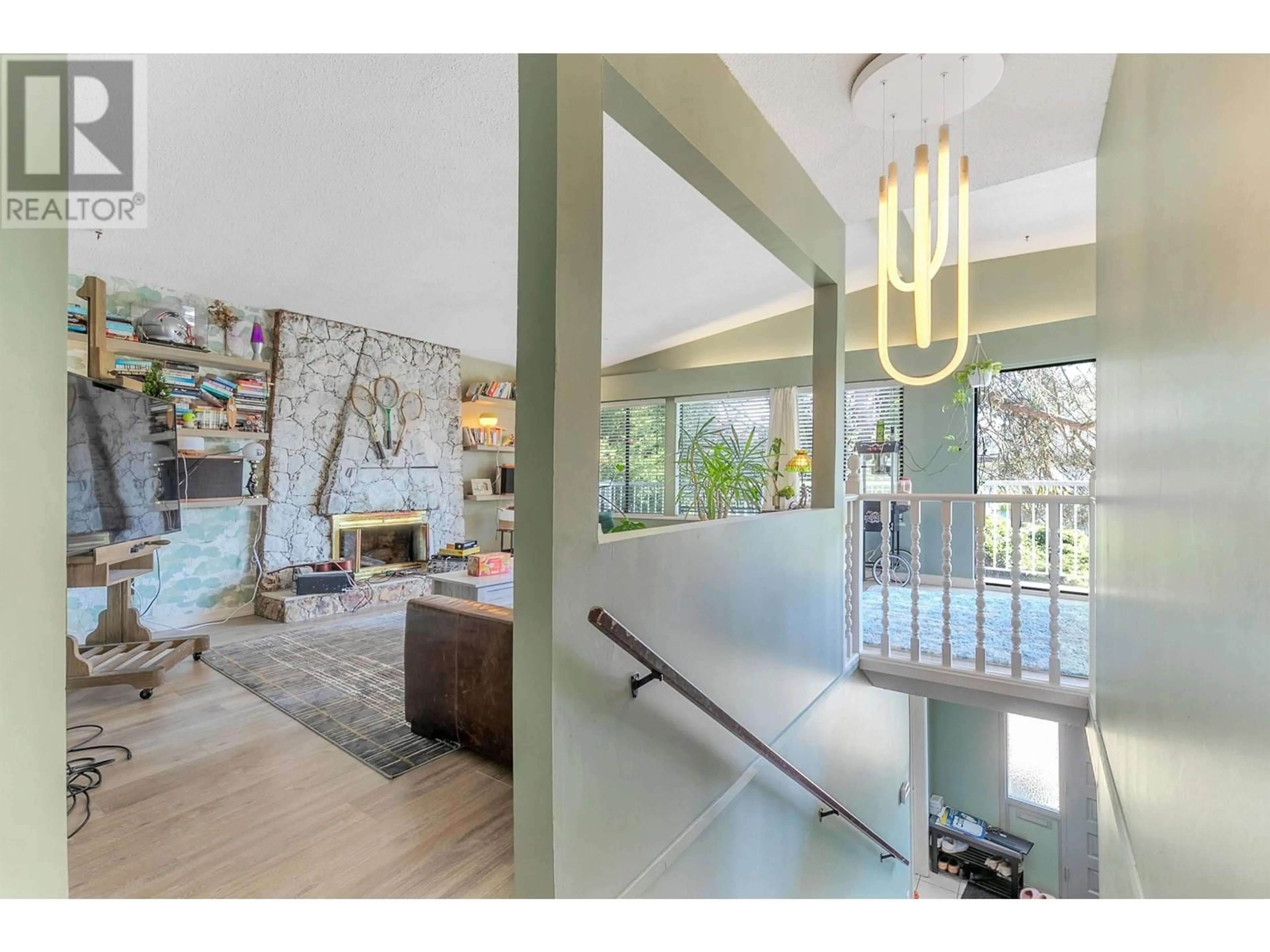 Indoor entryway for 8071 GREENLAKE PLACE, Burnaby British Columbia V5A3N5