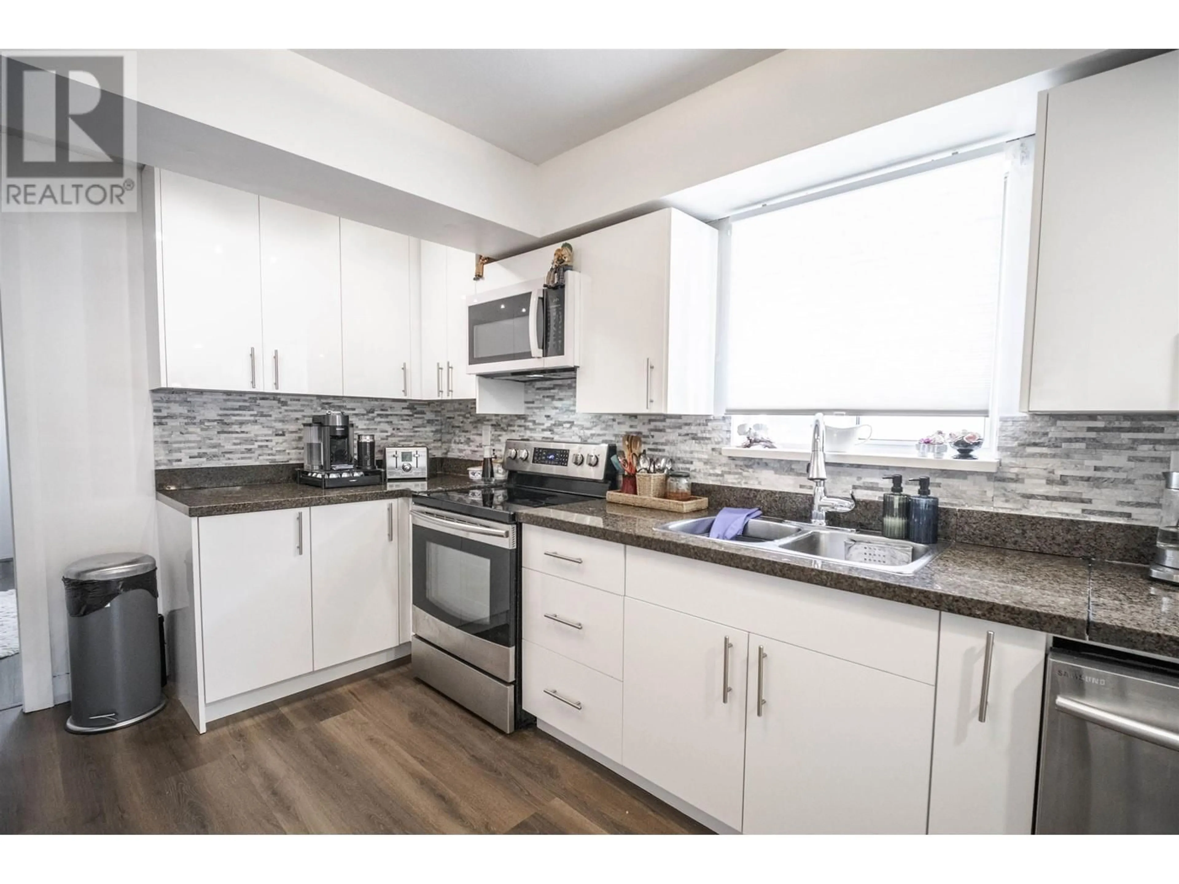 Standard kitchen, wood/laminate floor for 1709 TATLOW AVENUE, North Vancouver British Columbia V7P3A1