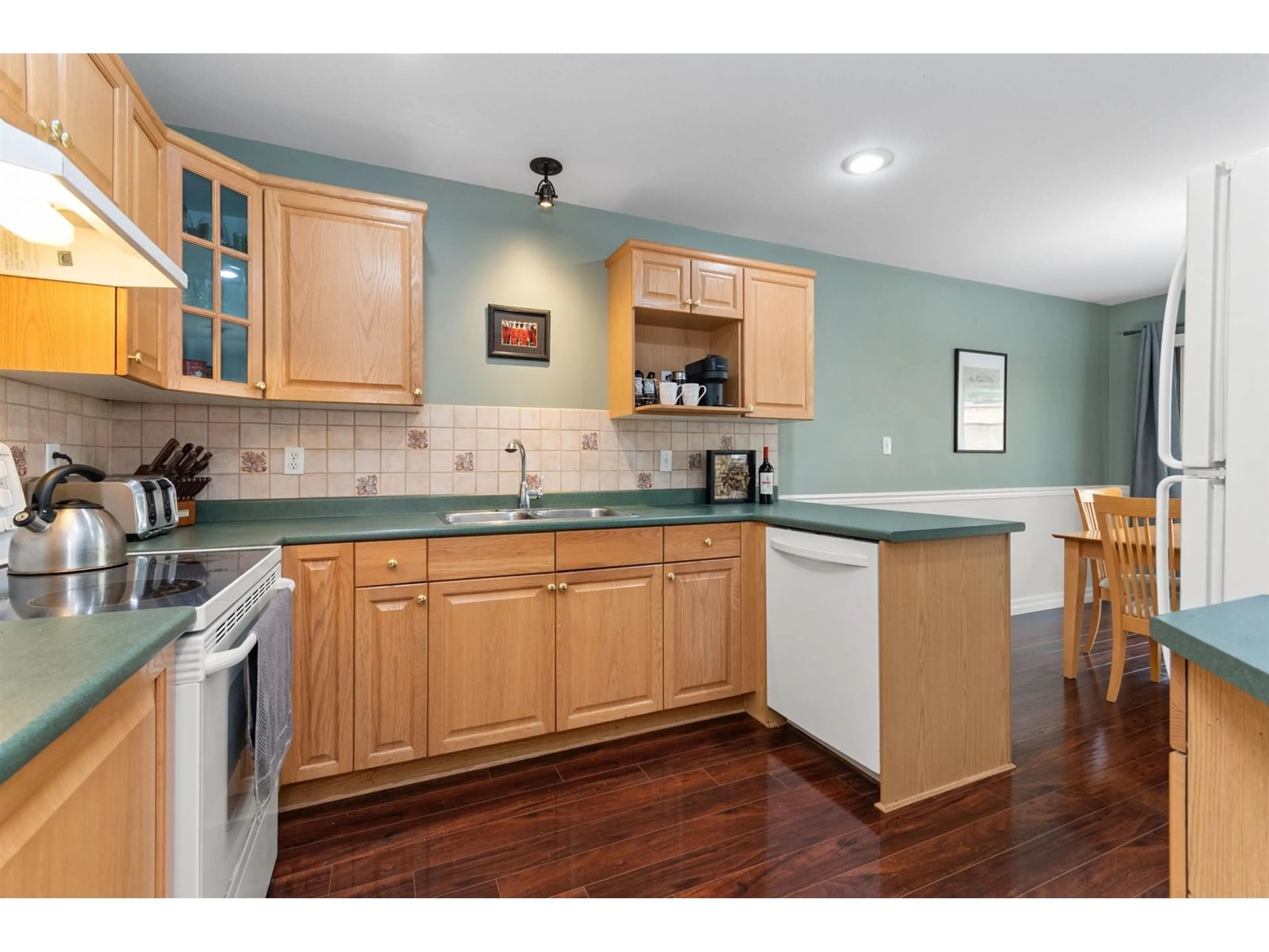 Open concept kitchen, wood/laminate floor for 144 - 6450 VEDDER ROAD, Chilliwack British Columbia V2R5N7