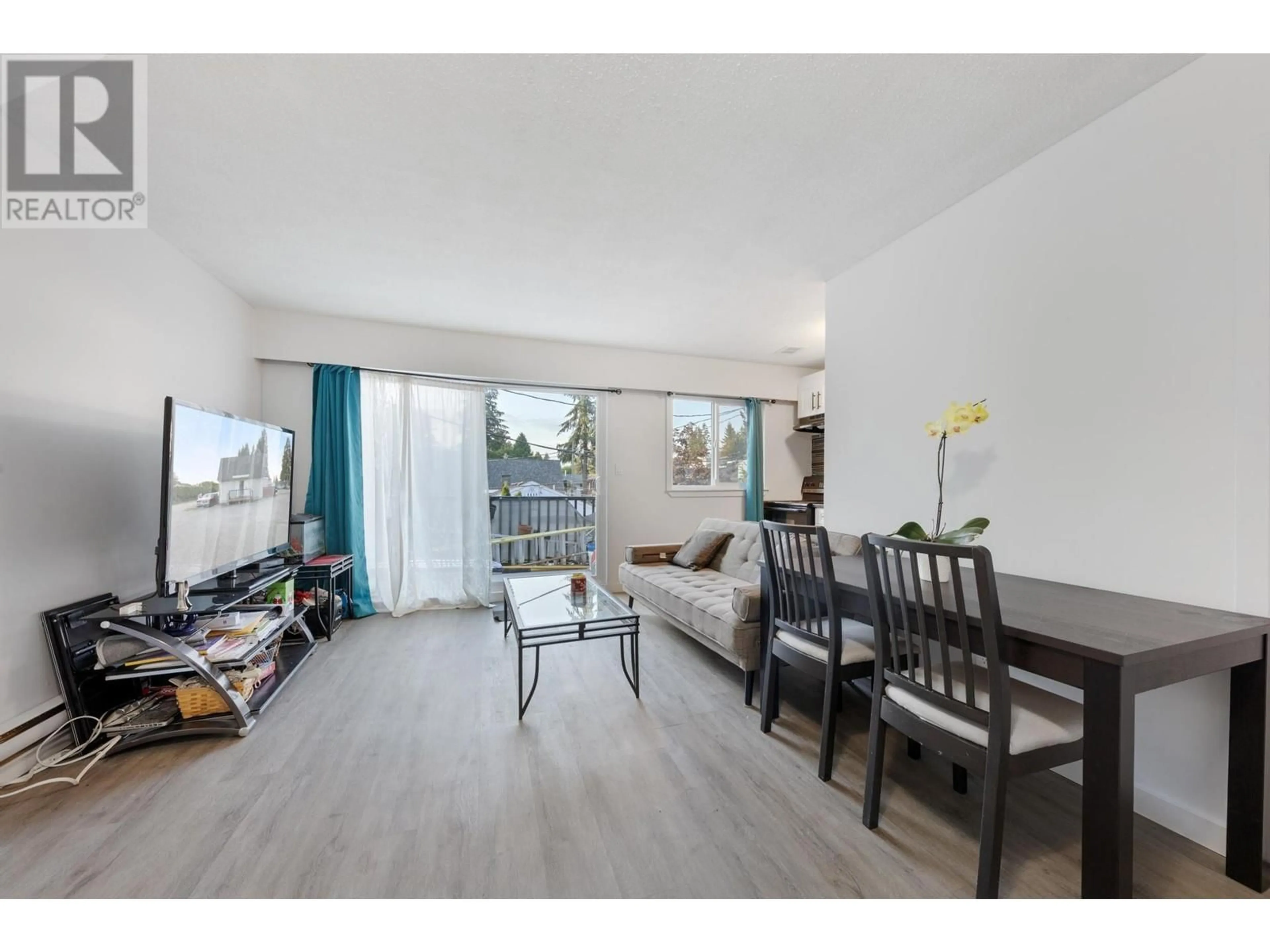 Living room with furniture, wood/laminate floor for 20 - 21555 DEWDNEY TRUNK ROAD, Maple Ridge British Columbia V2X3G6