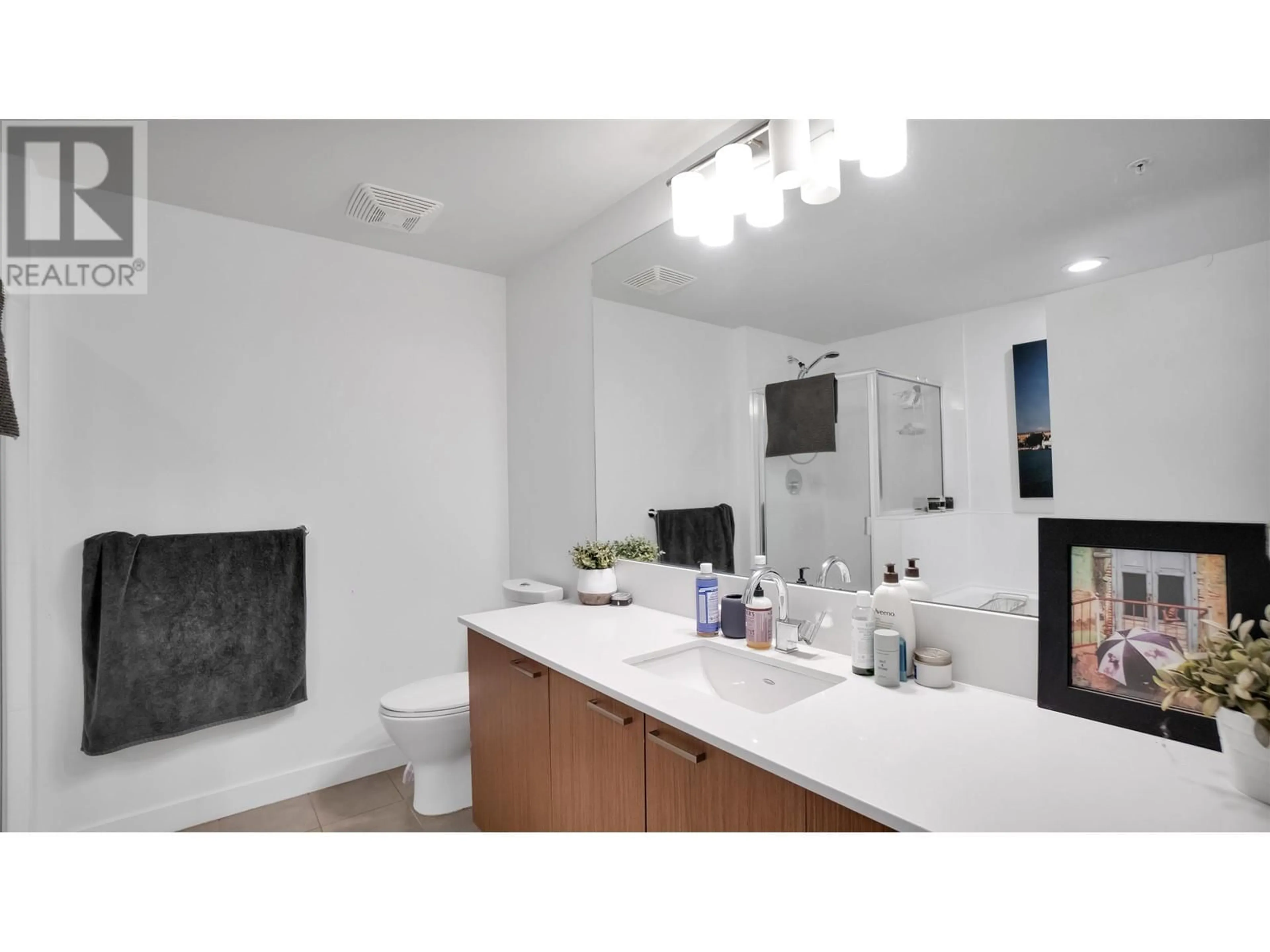 Standard bathroom, ceramic/tile floor for 620 - 221 UNION STREET, Vancouver British Columbia V6A0B4