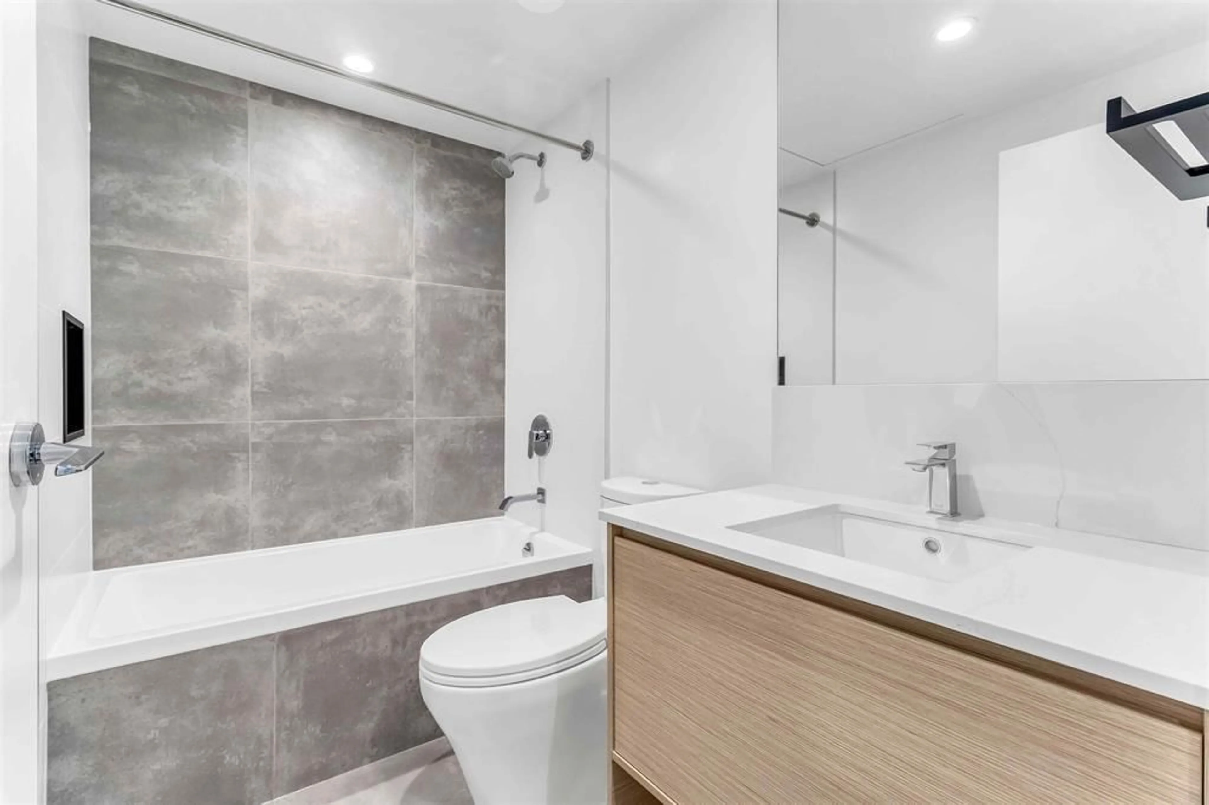 Standard bathroom, ceramic/tile floor for 1209 - 13725 GEORGE JUNCTION, Surrey British Columbia V3T0V7