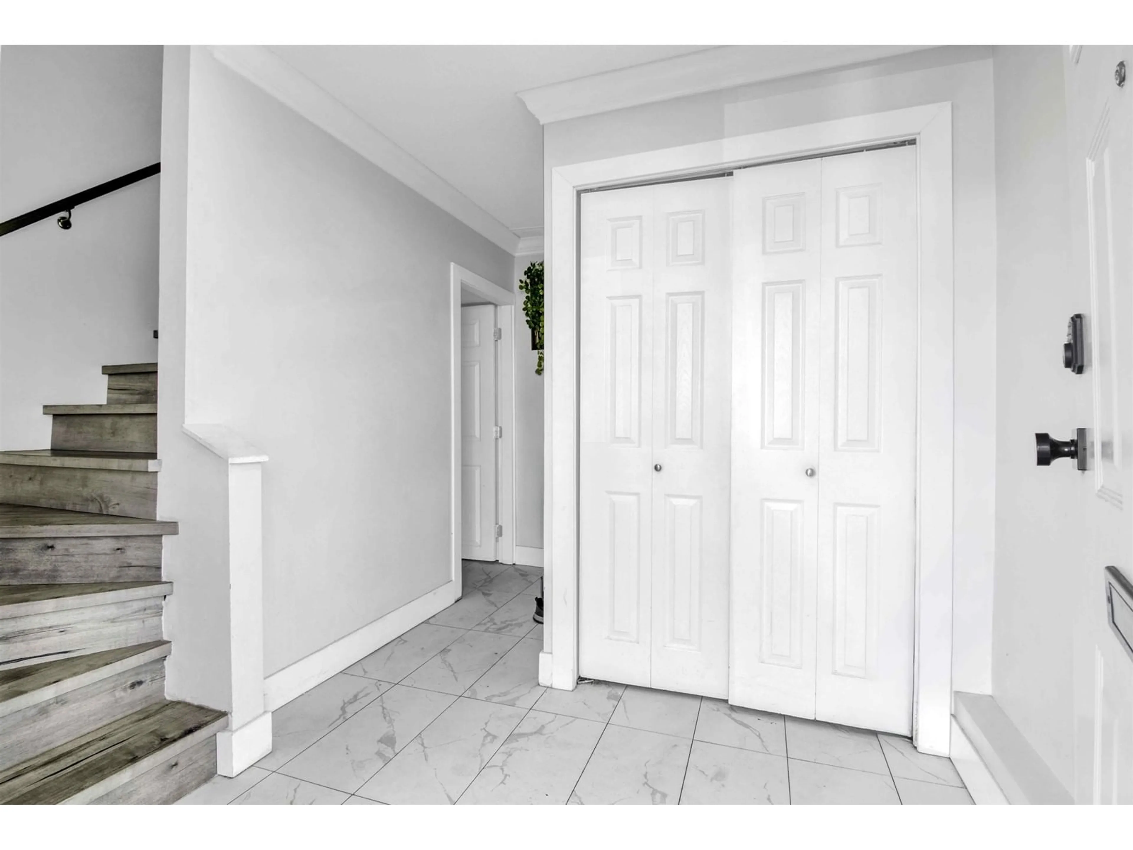 Indoor entryway for 7273 130, Surrey British Columbia V3W4J8