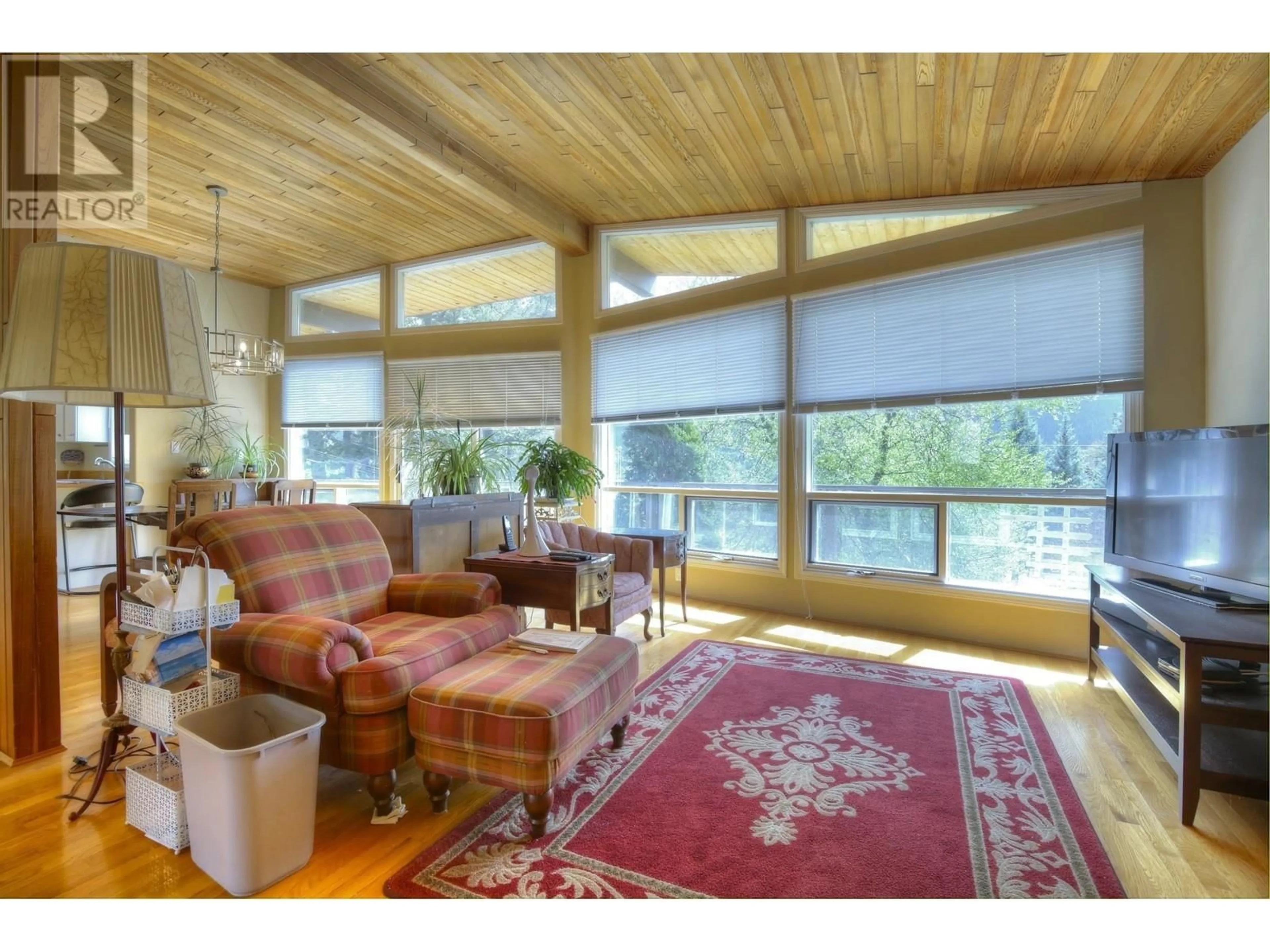 Living room with furniture, wood/laminate floor for 1712 SIGNAL POINT ROAD, Williams Lake British Columbia V2G2W7