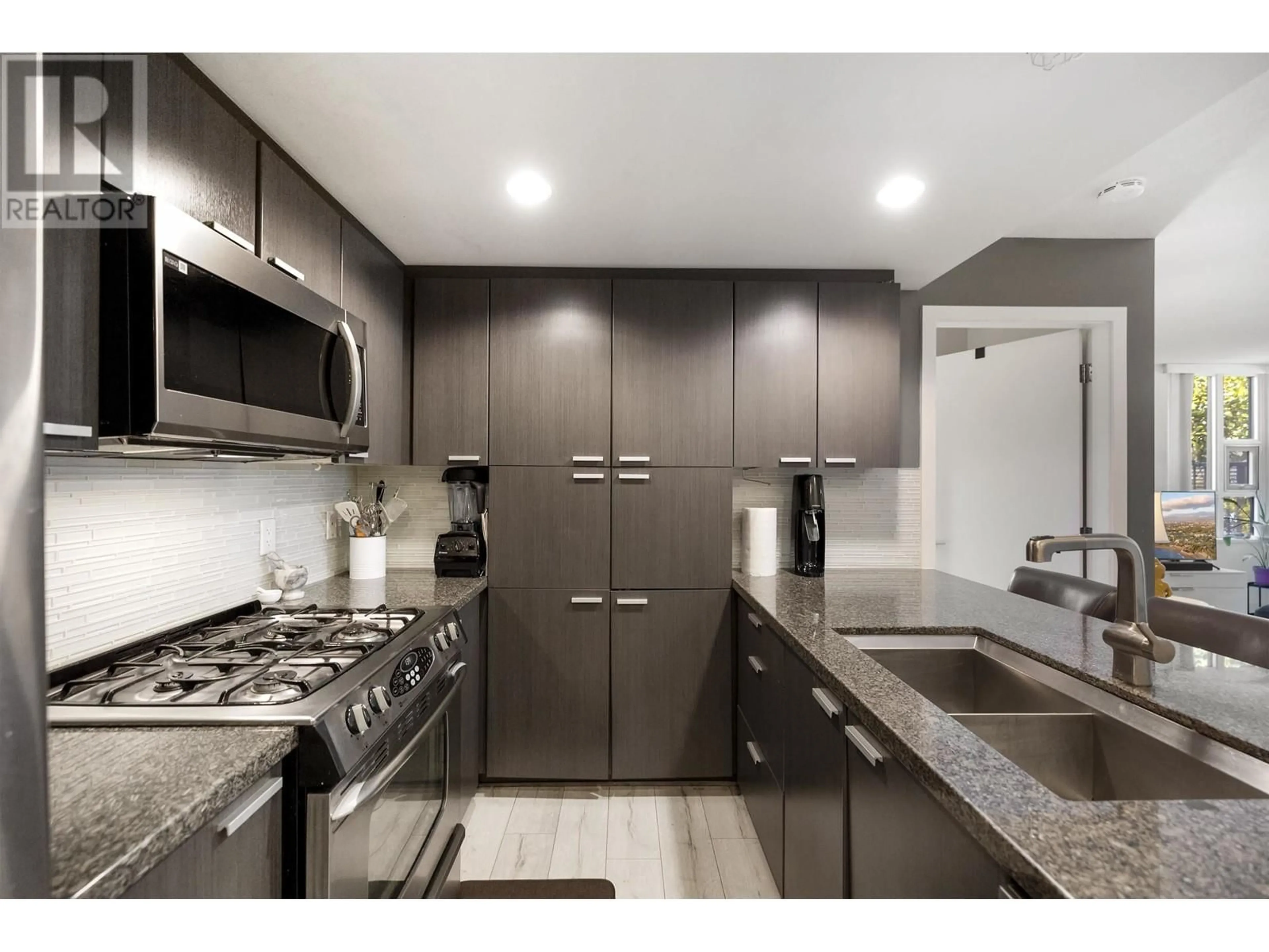Unknown for 302 - 2200 DOUGLAS ROAD, Burnaby British Columbia V5C0G8