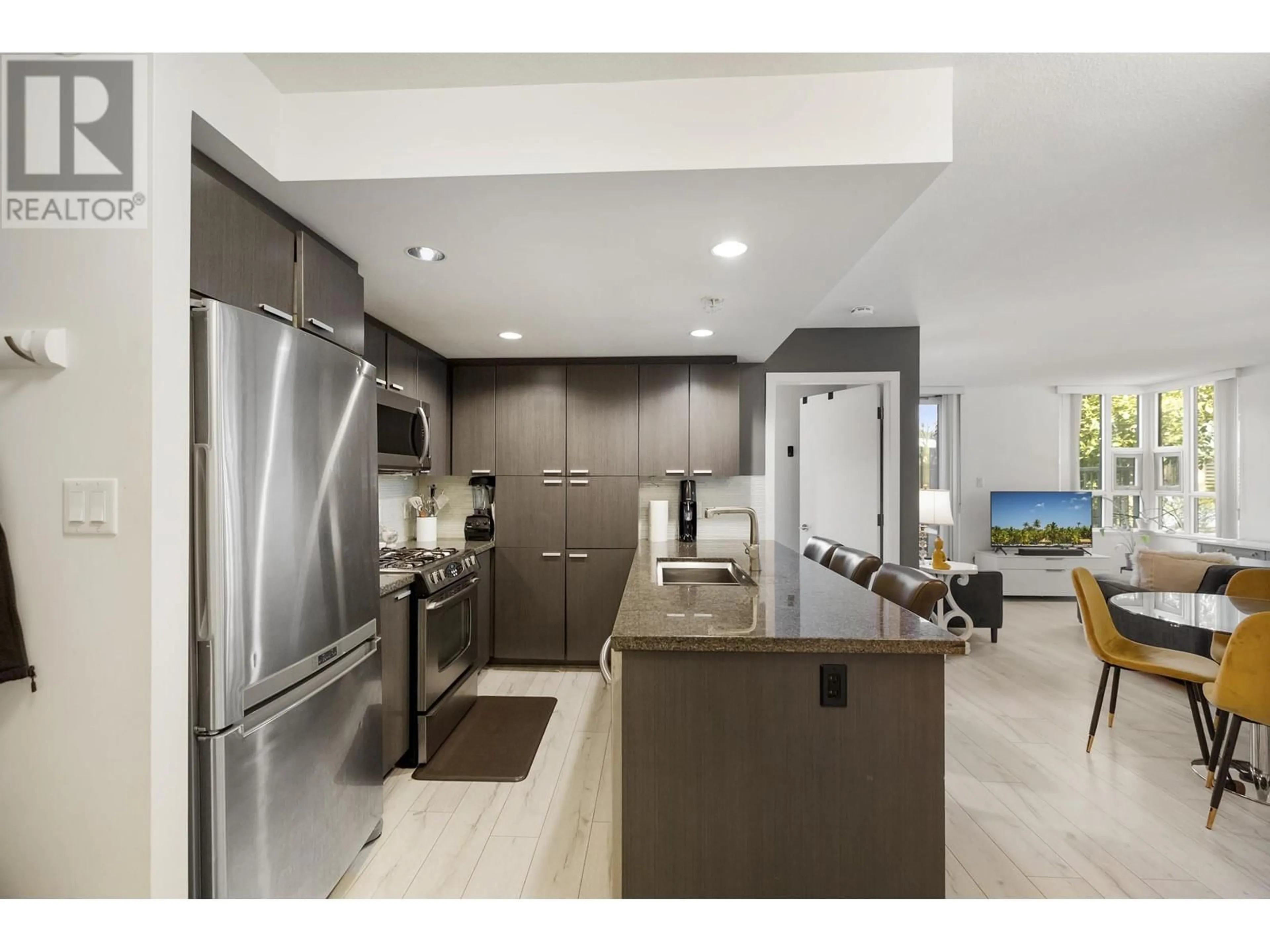 Open concept kitchen, unknown for 302 - 2200 DOUGLAS ROAD, Burnaby British Columbia V5C0G8