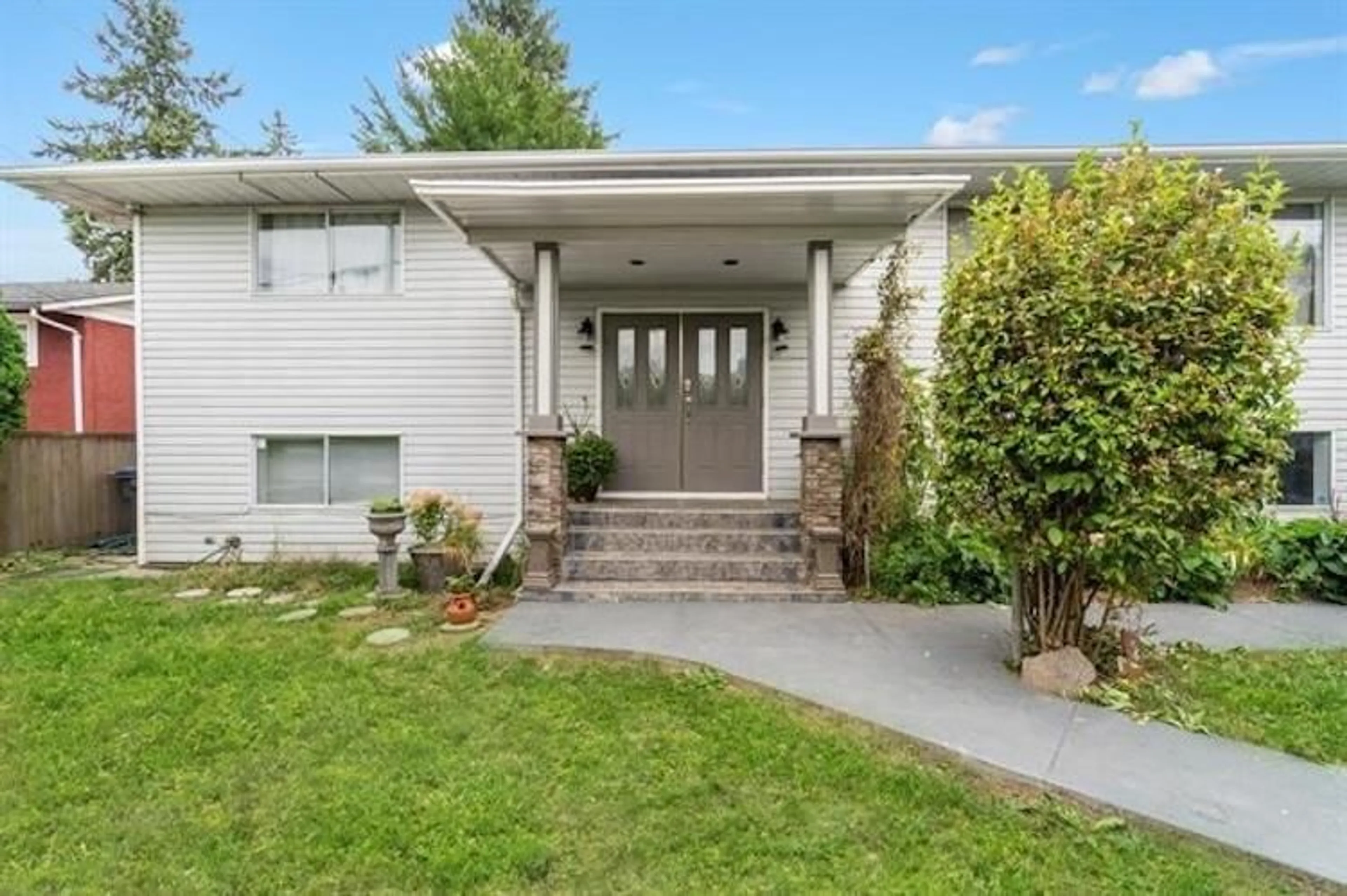 Home with vinyl exterior material, street for 10018 123A, Surrey British Columbia V3V4R4