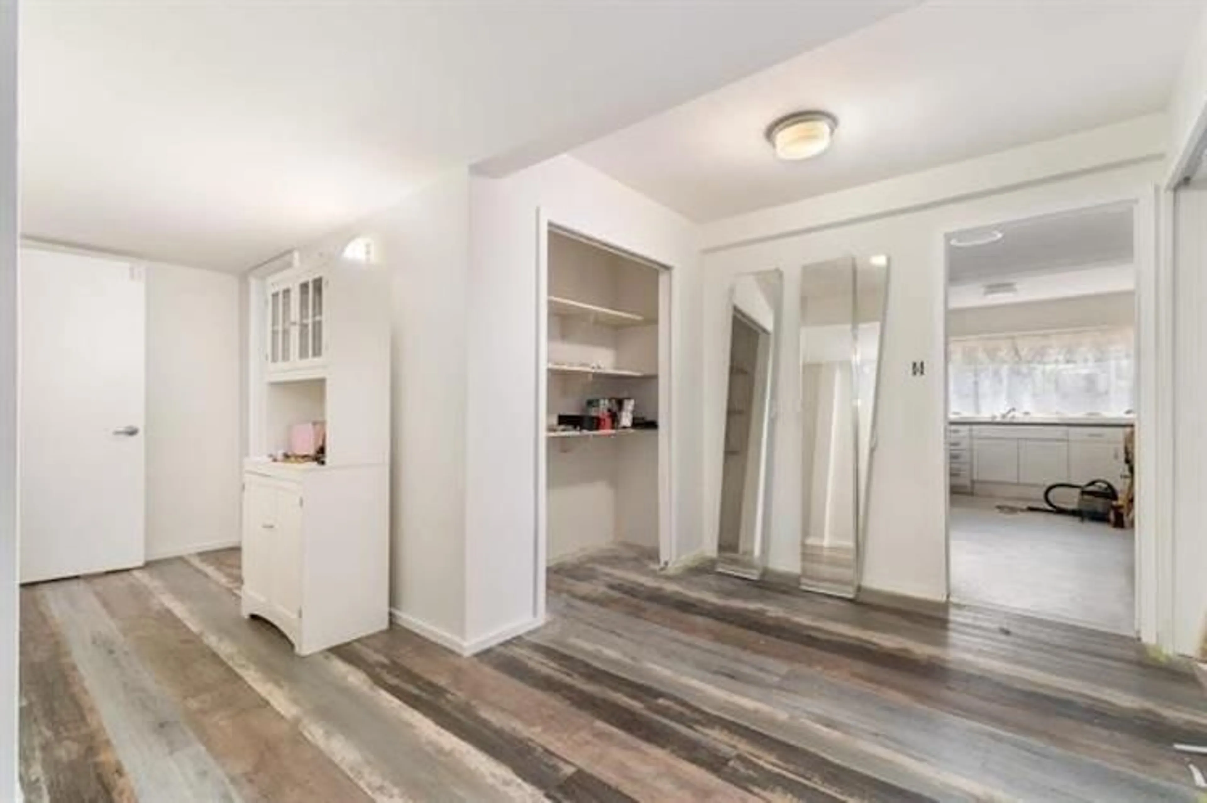 Indoor entryway for 10018 123A, Surrey British Columbia V3V4R4