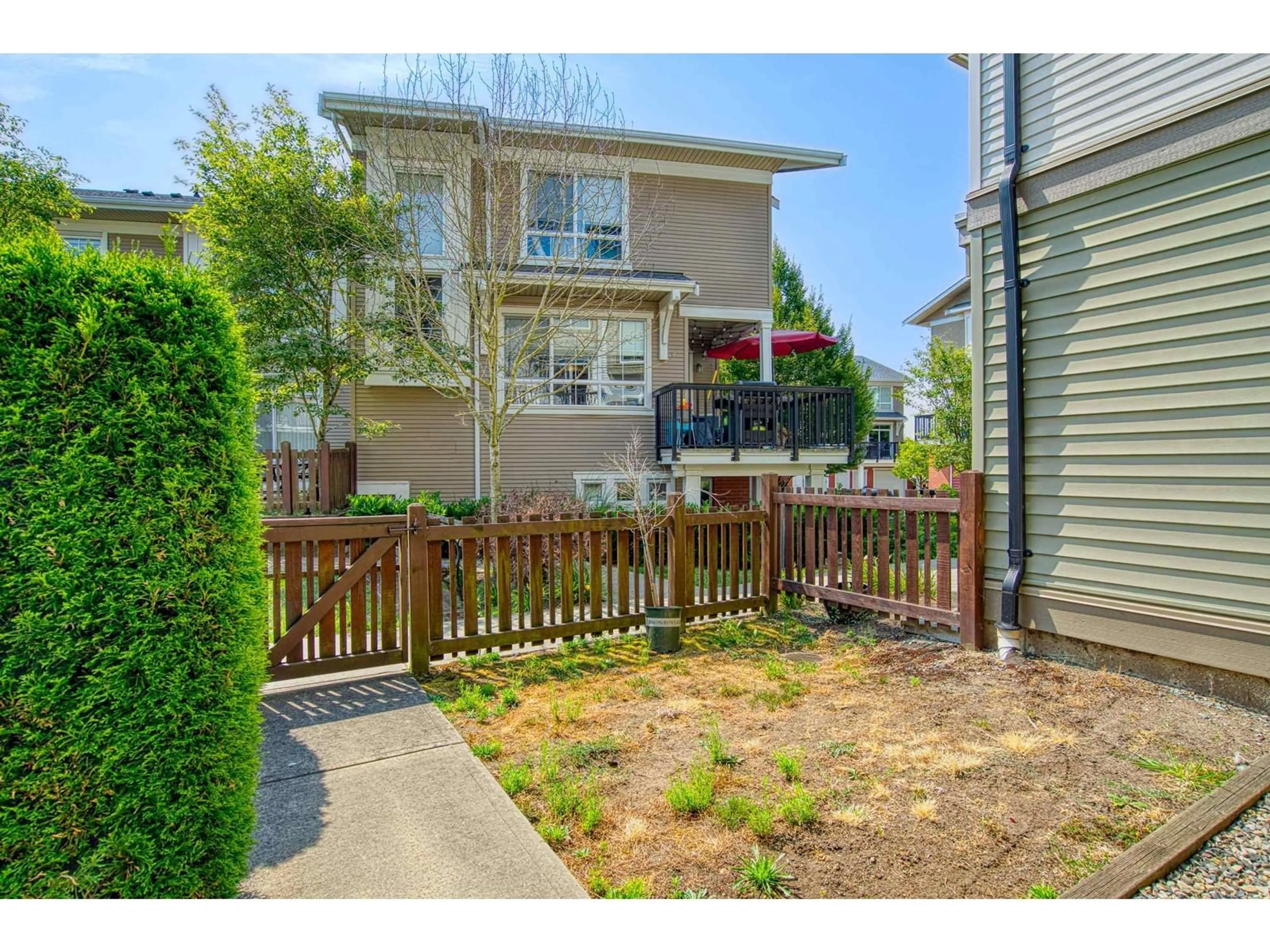 Patio, street for 100 - 19505 68A, Surrey British Columbia V4N6K3