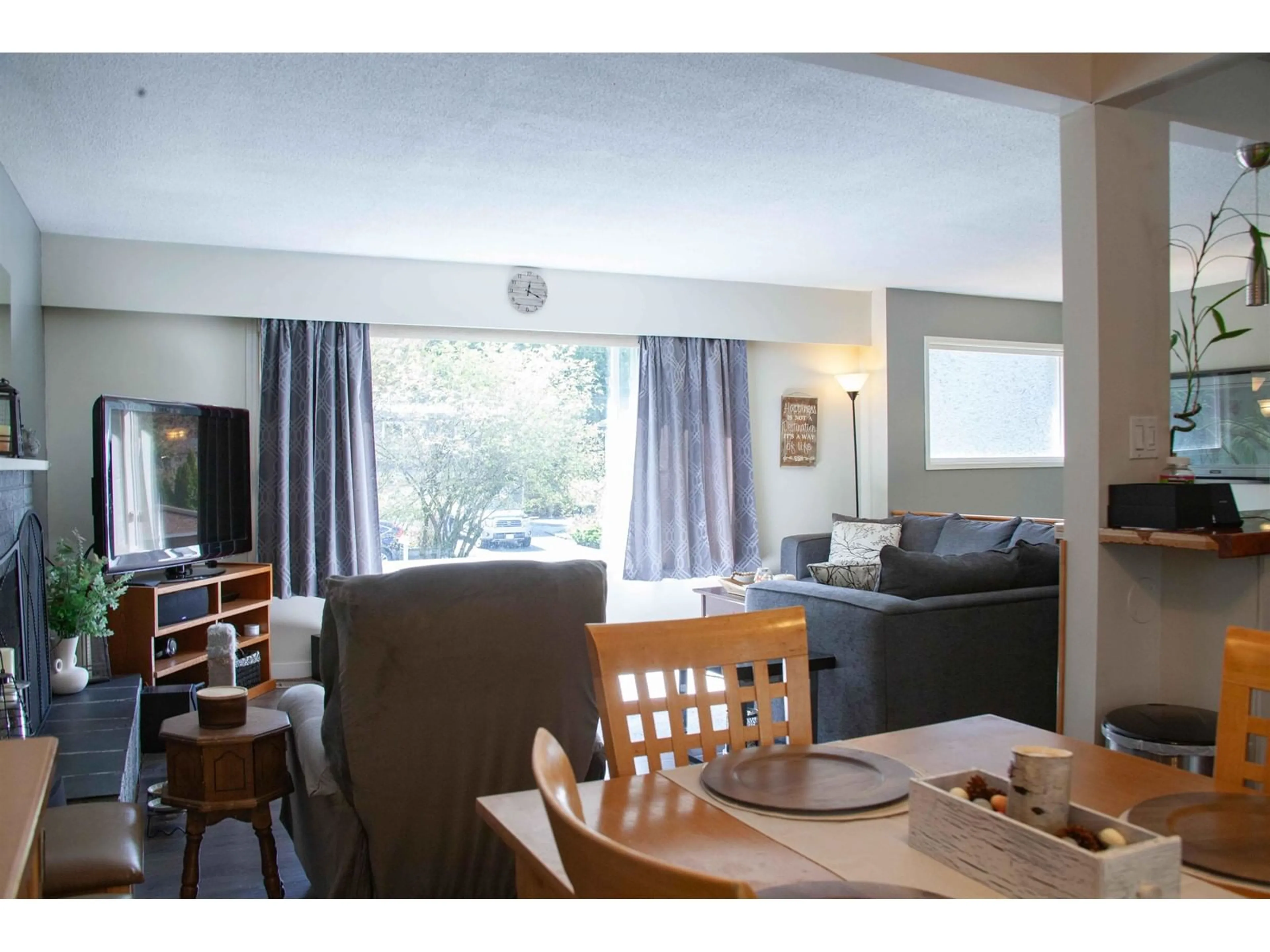 Dining room, wood/laminate floor for 19649 41A, Langley British Columbia V3A2Z5