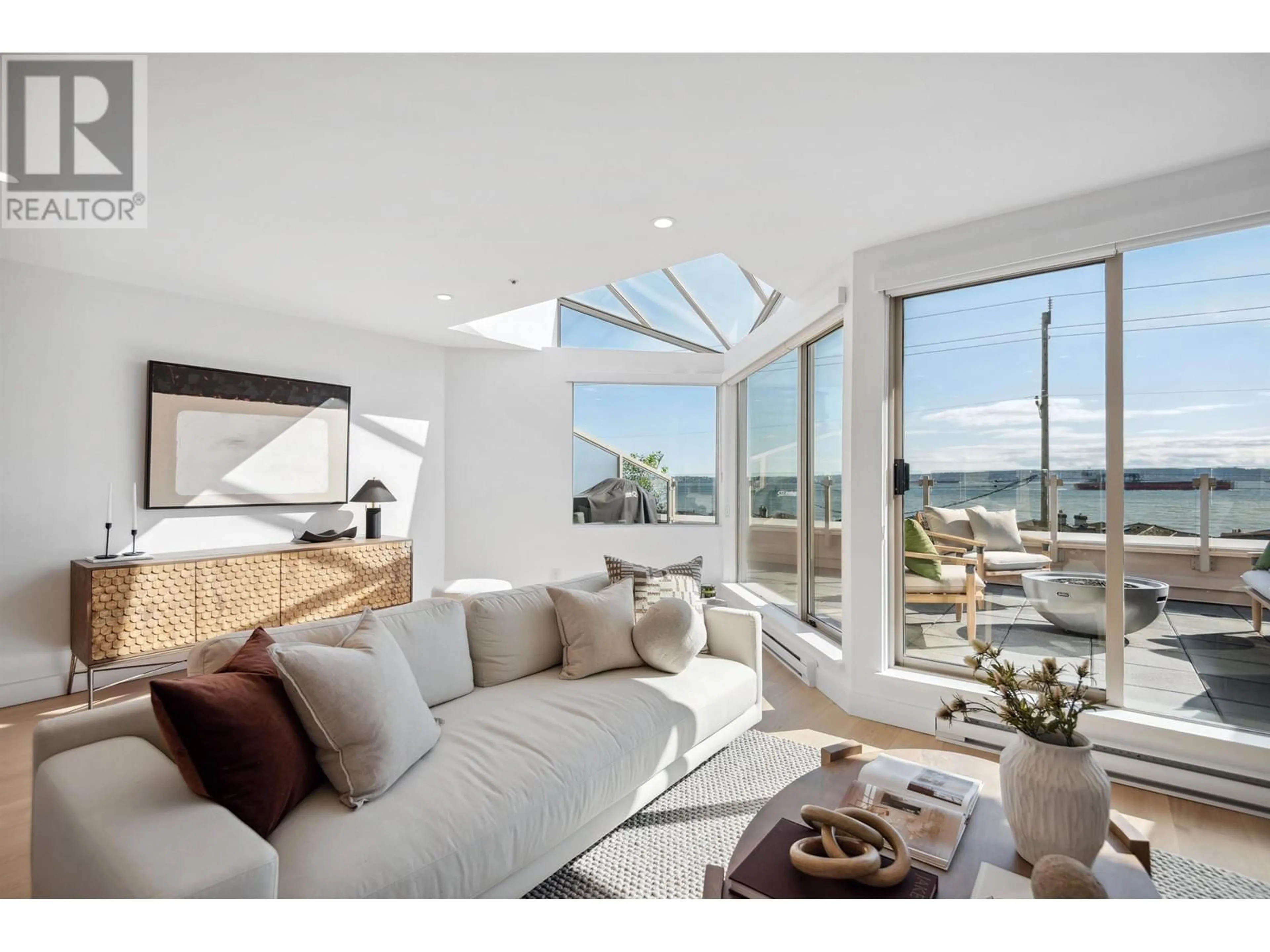 Living room with furniture, unknown for 207 - 2433 BELLEVUE AVENUE, West Vancouver British Columbia V7V1E1