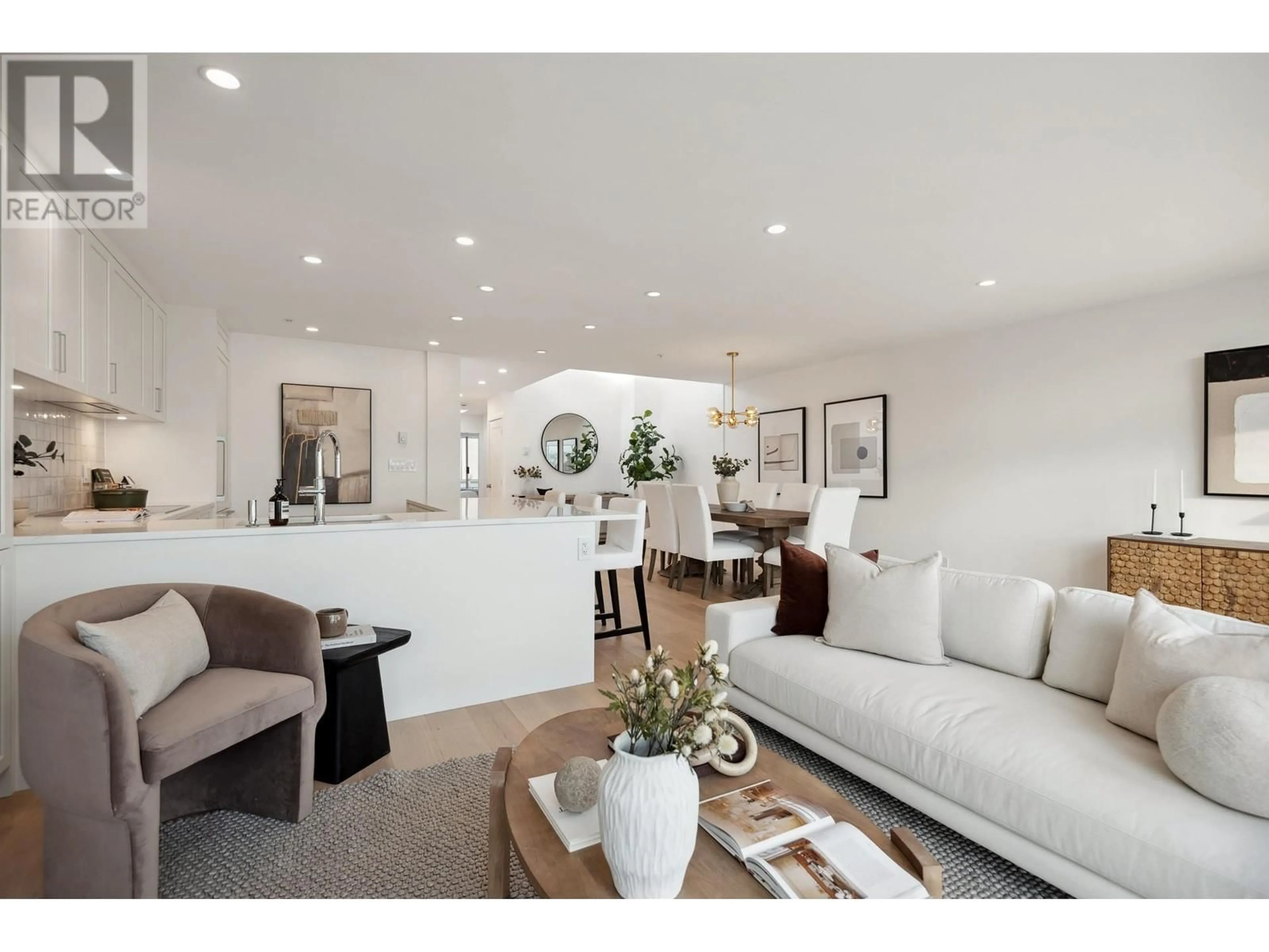 Unknown for 207 - 2433 BELLEVUE AVENUE, West Vancouver British Columbia V7V1E1