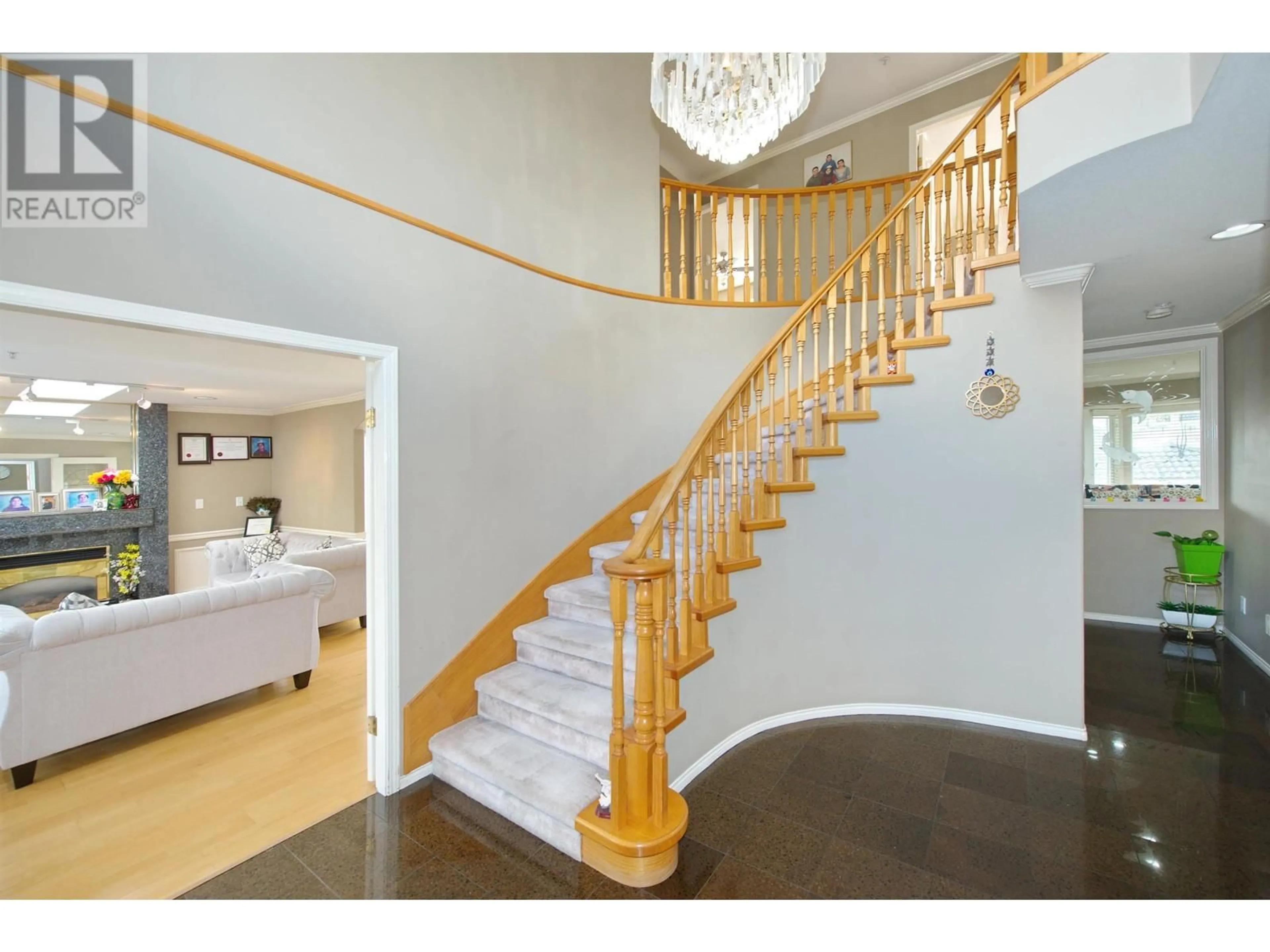 Indoor foyer for 7463 GLADSTONE STREET, Vancouver British Columbia V5P4G9