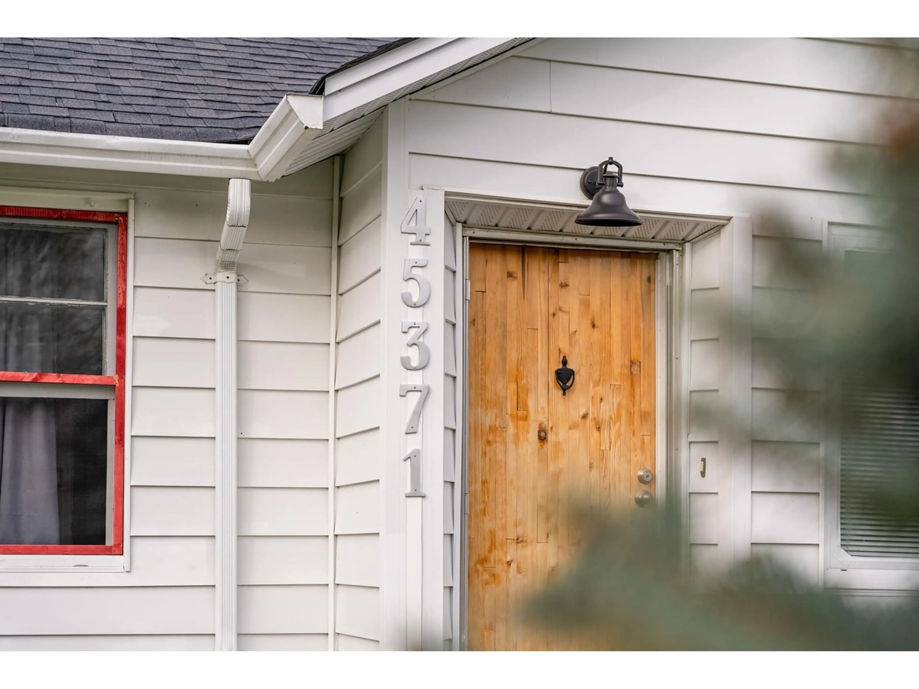 Home with vinyl exterior material, street for 45371 WELLINGTON AVENUE, Chilliwack British Columbia V2P2G2