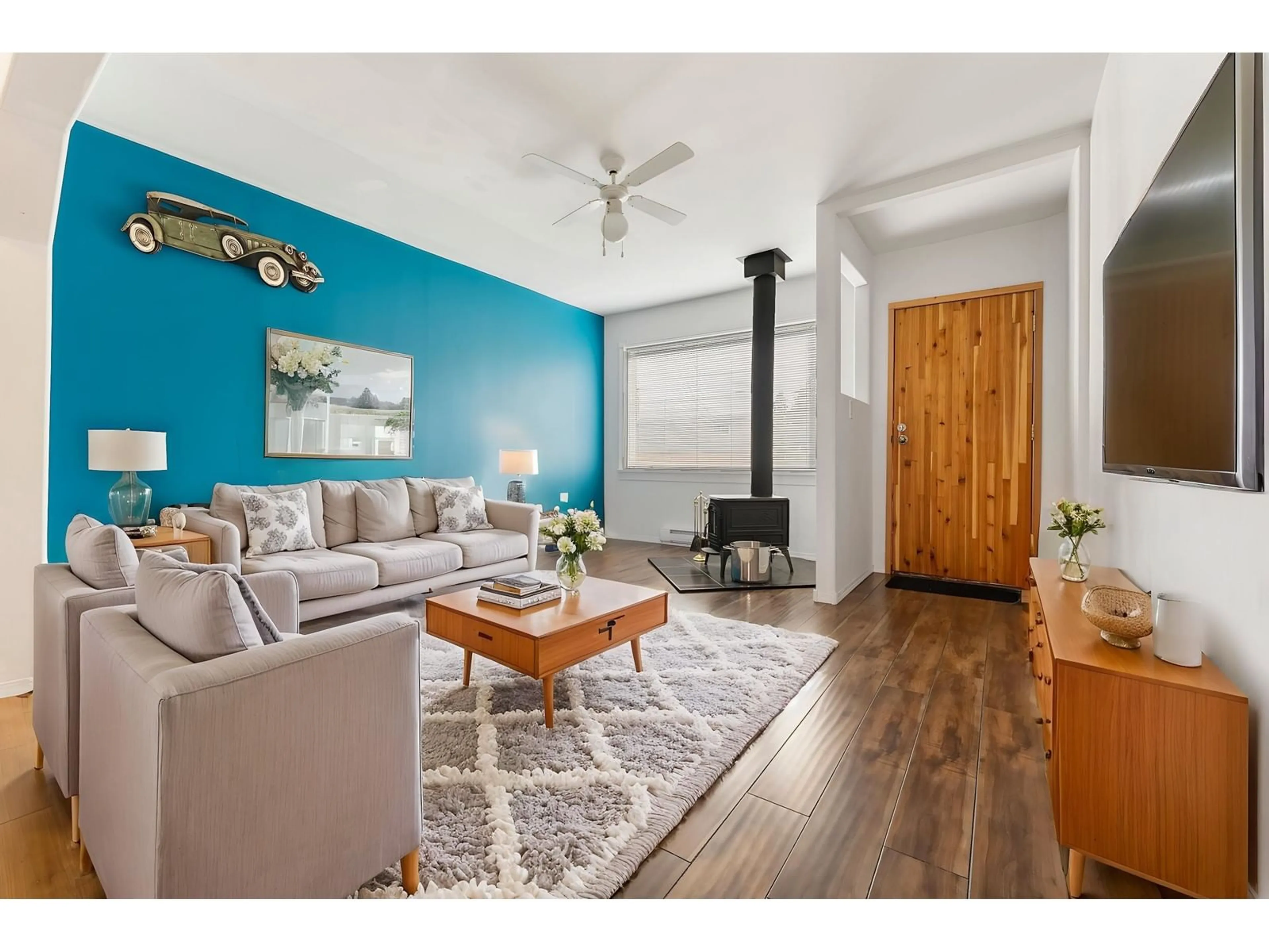 Living room with furniture, wood/laminate floor for 45371 WELLINGTON AVENUE, Chilliwack British Columbia V2P2G2