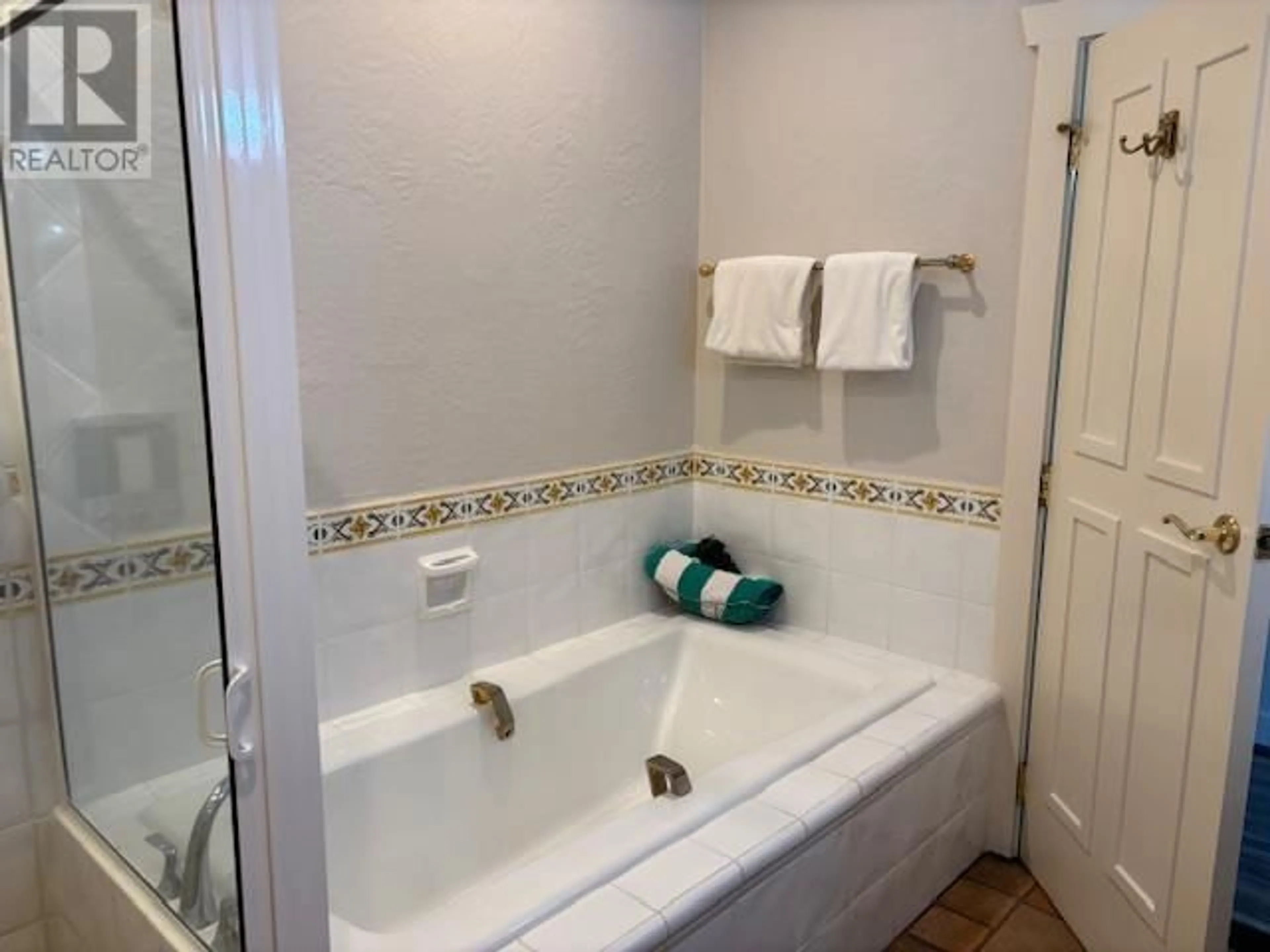 Standard bathroom, ceramic/tile floor for 7 C1 - 134 MADRONA DRIVE, Galiano Island British Columbia V0N1P0