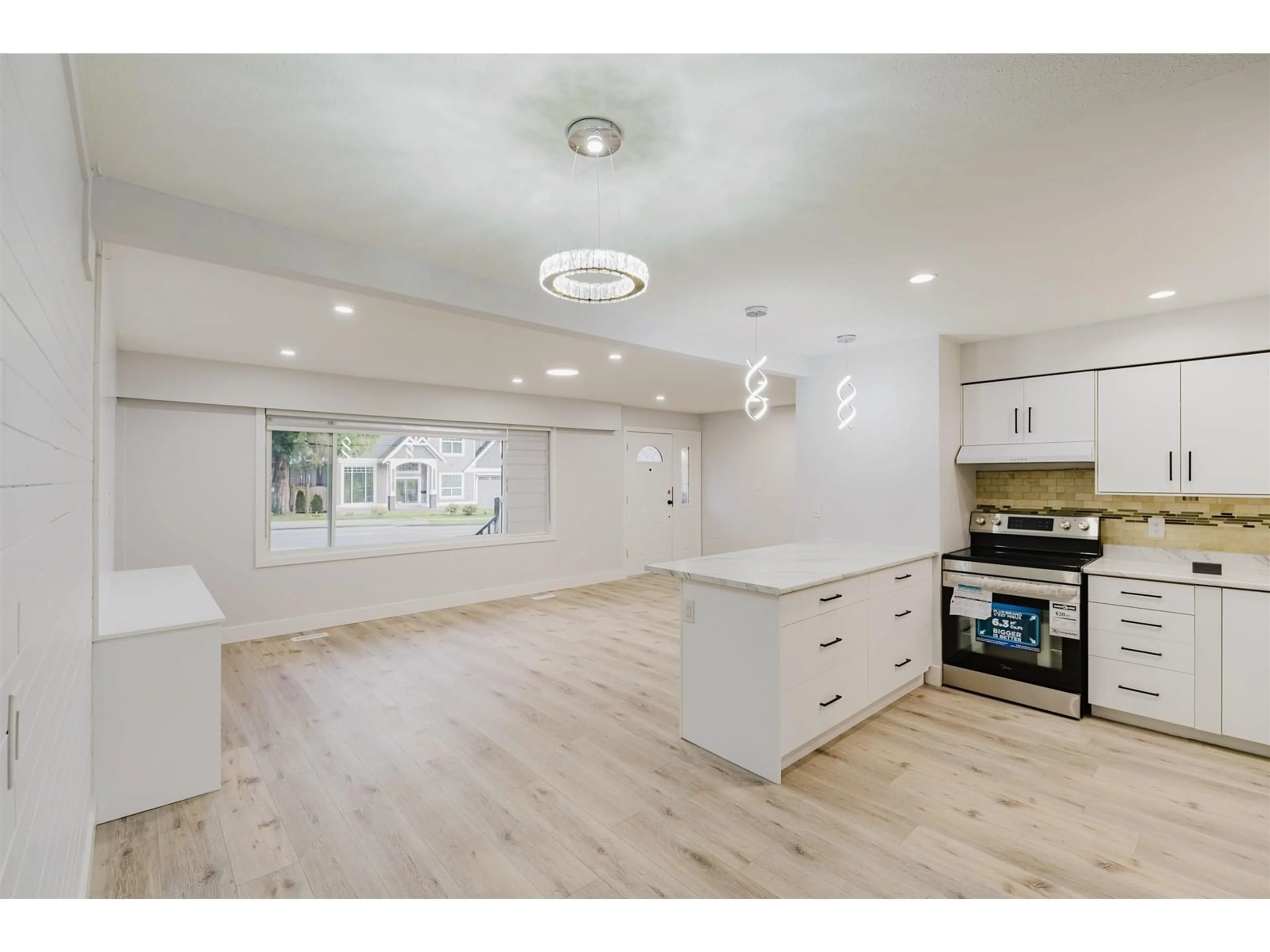 Open concept kitchen, unknown for 7045 142, Surrey British Columbia V3W5N4