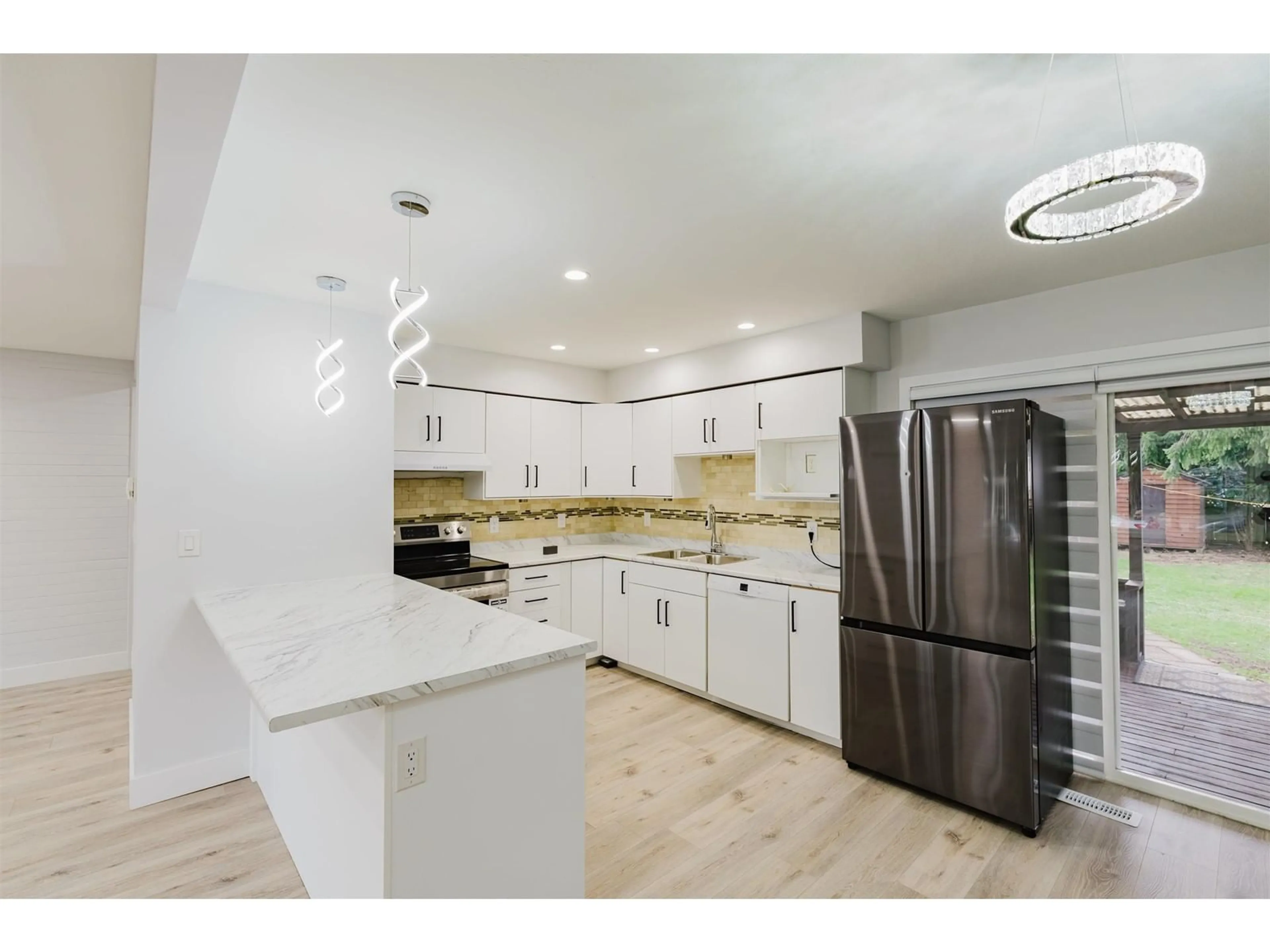 Open concept kitchen, unknown for 7045 142, Surrey British Columbia V3W5N4