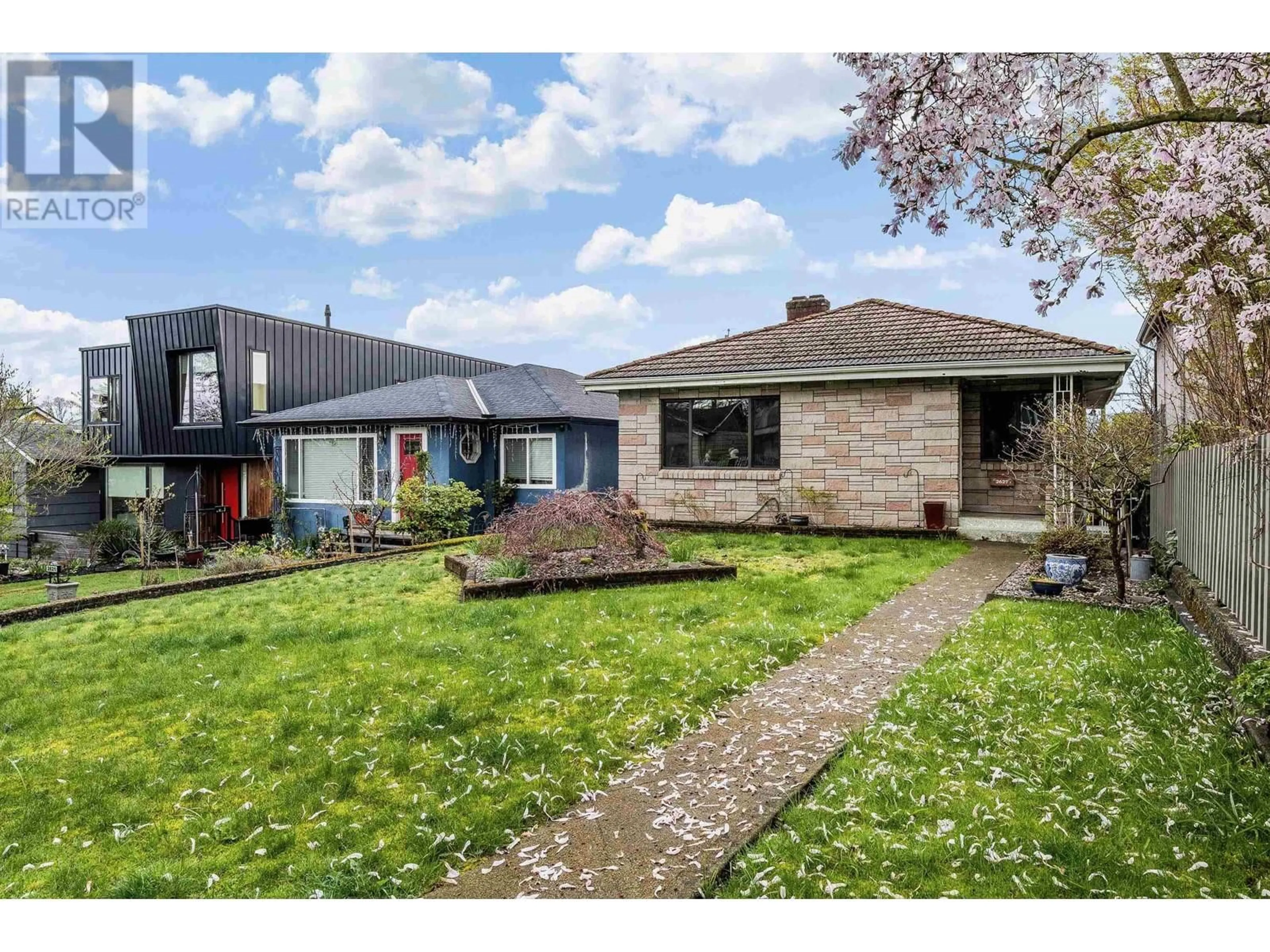 A pic from outside/outdoor area/front of a property/back of a property/a pic from drone, street for 2627 5TH AVENUE, Vancouver British Columbia V5M1M8