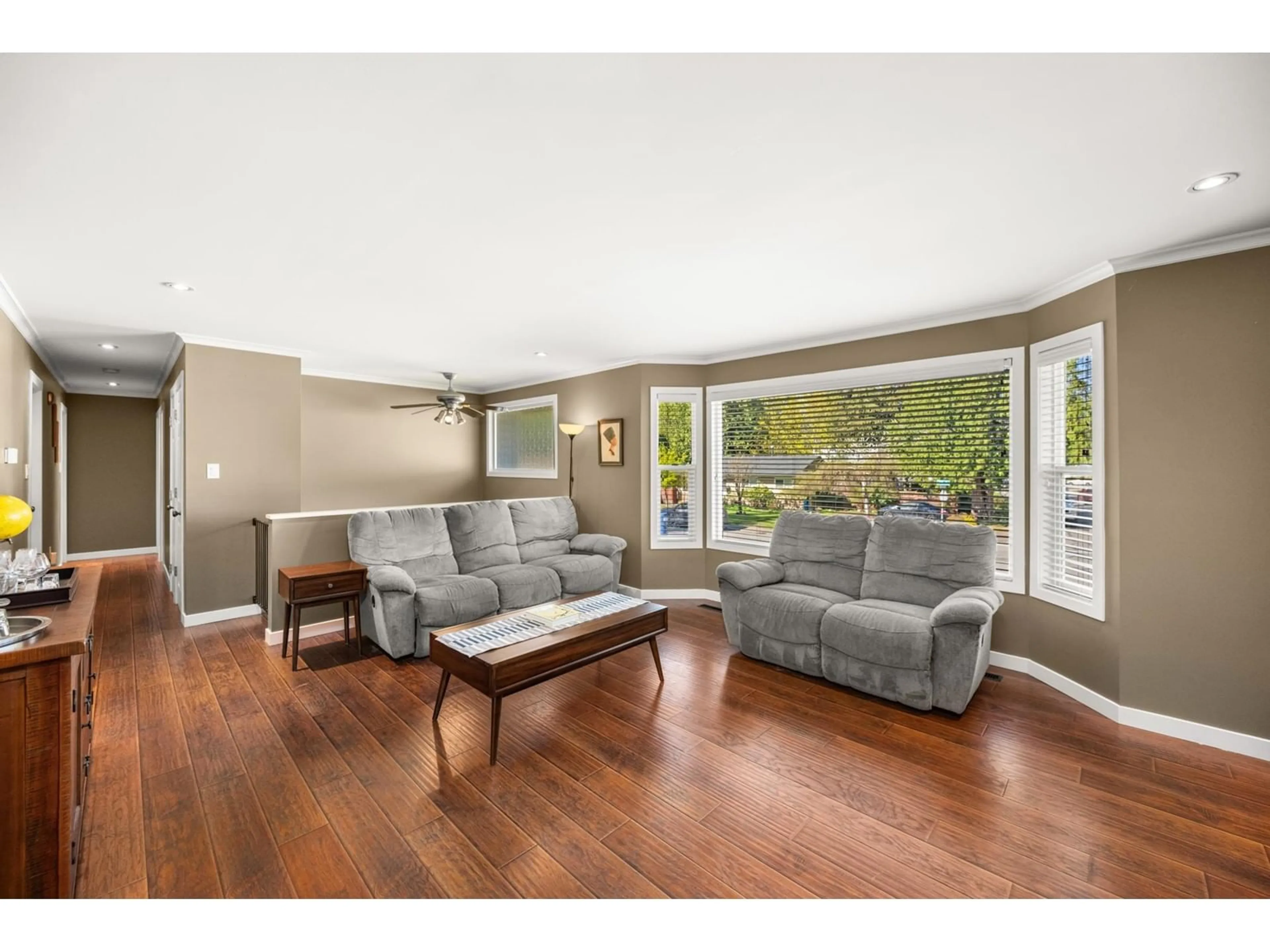 Living room with furniture, wood/laminate floor for 4506 201, Langley British Columbia V3A6K1