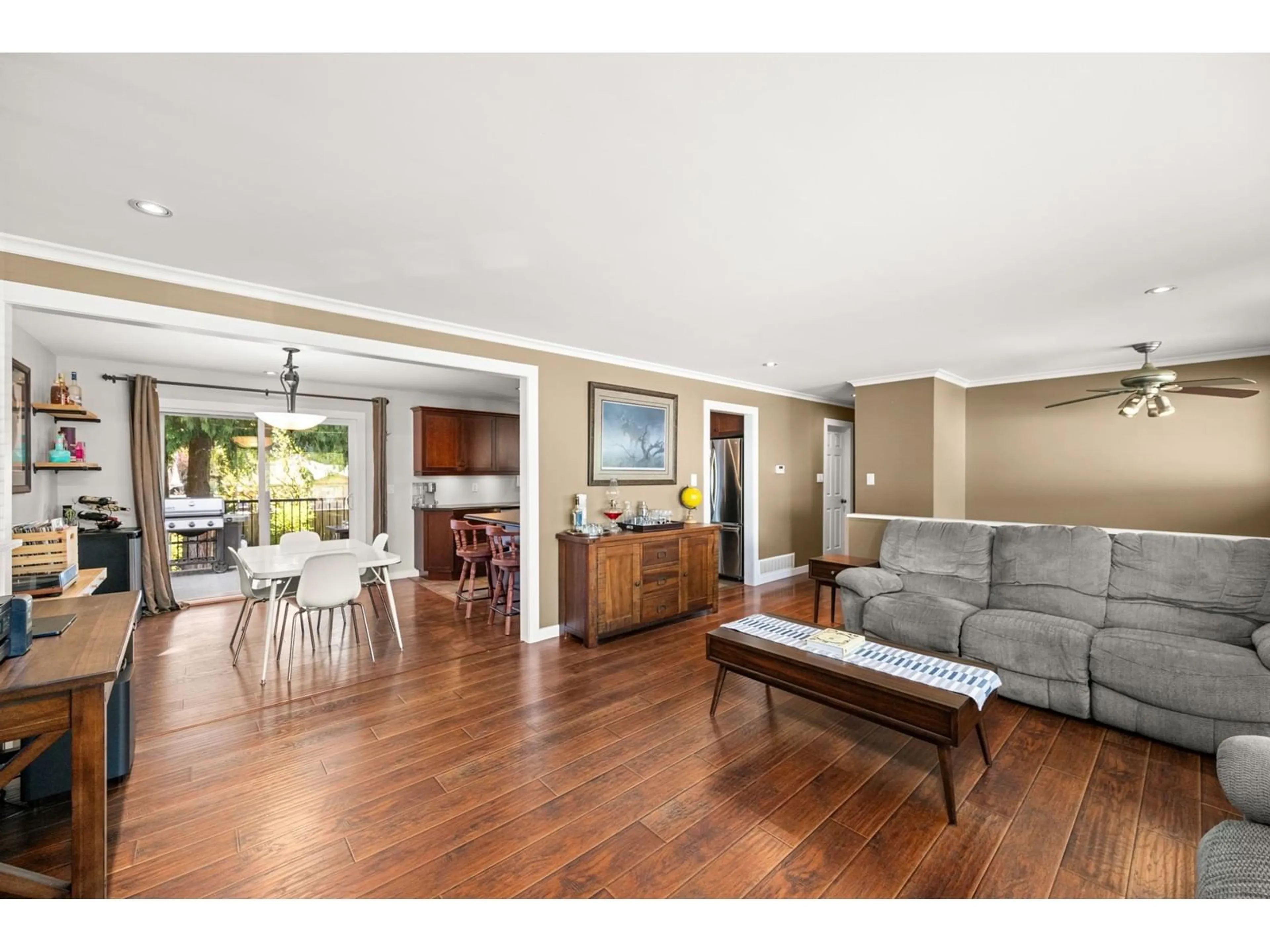Living room with furniture, wood/laminate floor for 4506 201, Langley British Columbia V3A6K1