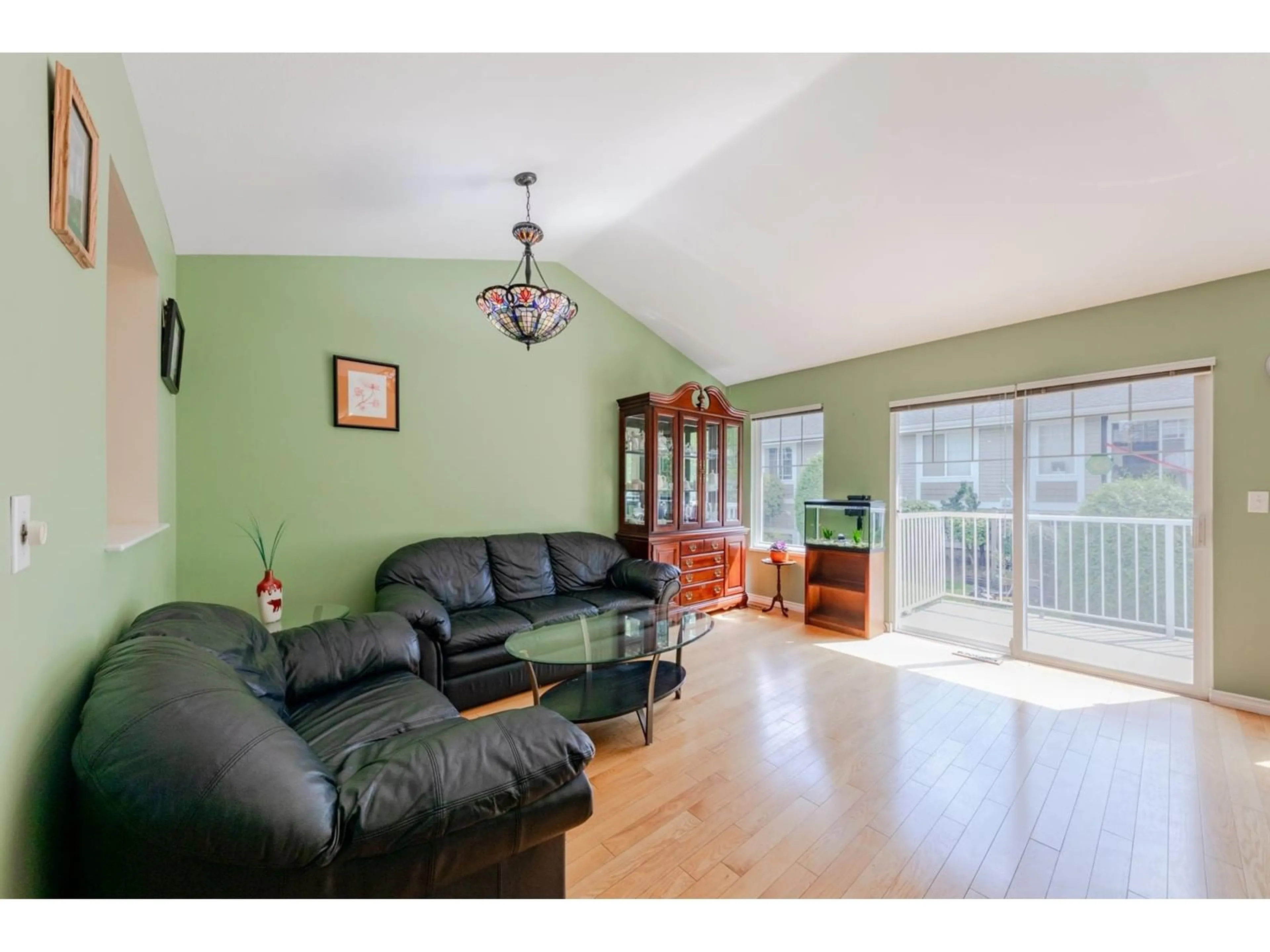 Living room with furniture, wood/laminate floor for 24 - 20788 87, Langley British Columbia V1M3W7