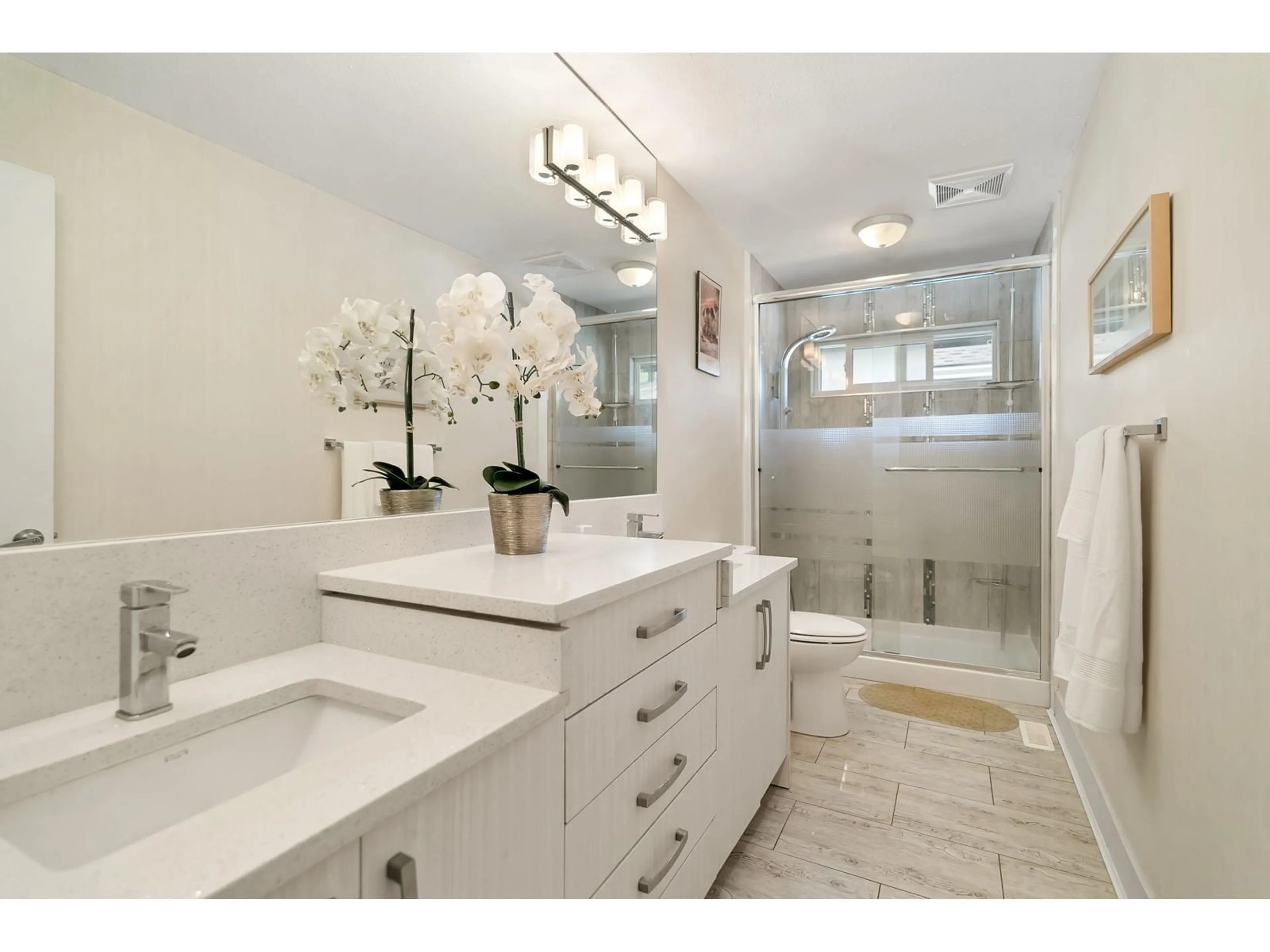 Contemporary bathroom, ceramic/tile floor for 14809 26, Surrey British Columbia V4P1N6