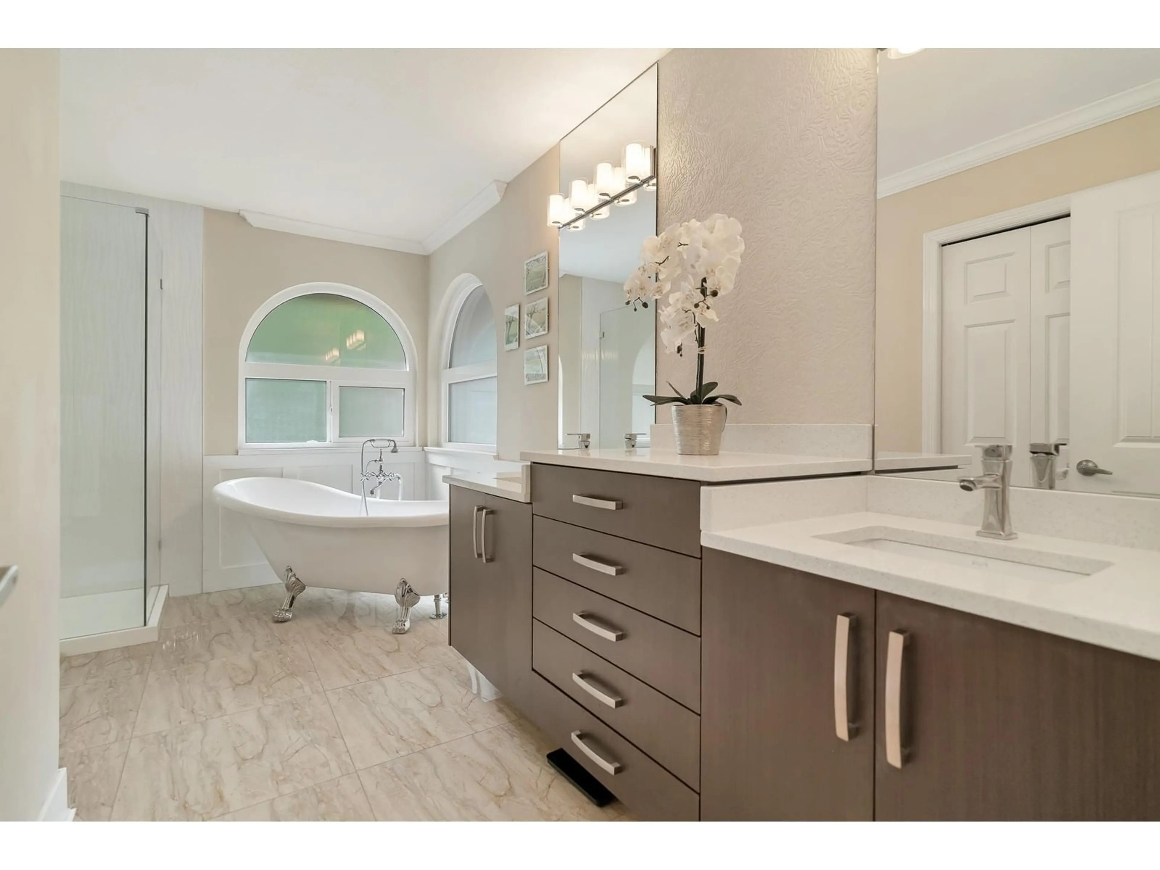 Contemporary bathroom, ceramic/tile floor for 14809 26, Surrey British Columbia V4P1N6
