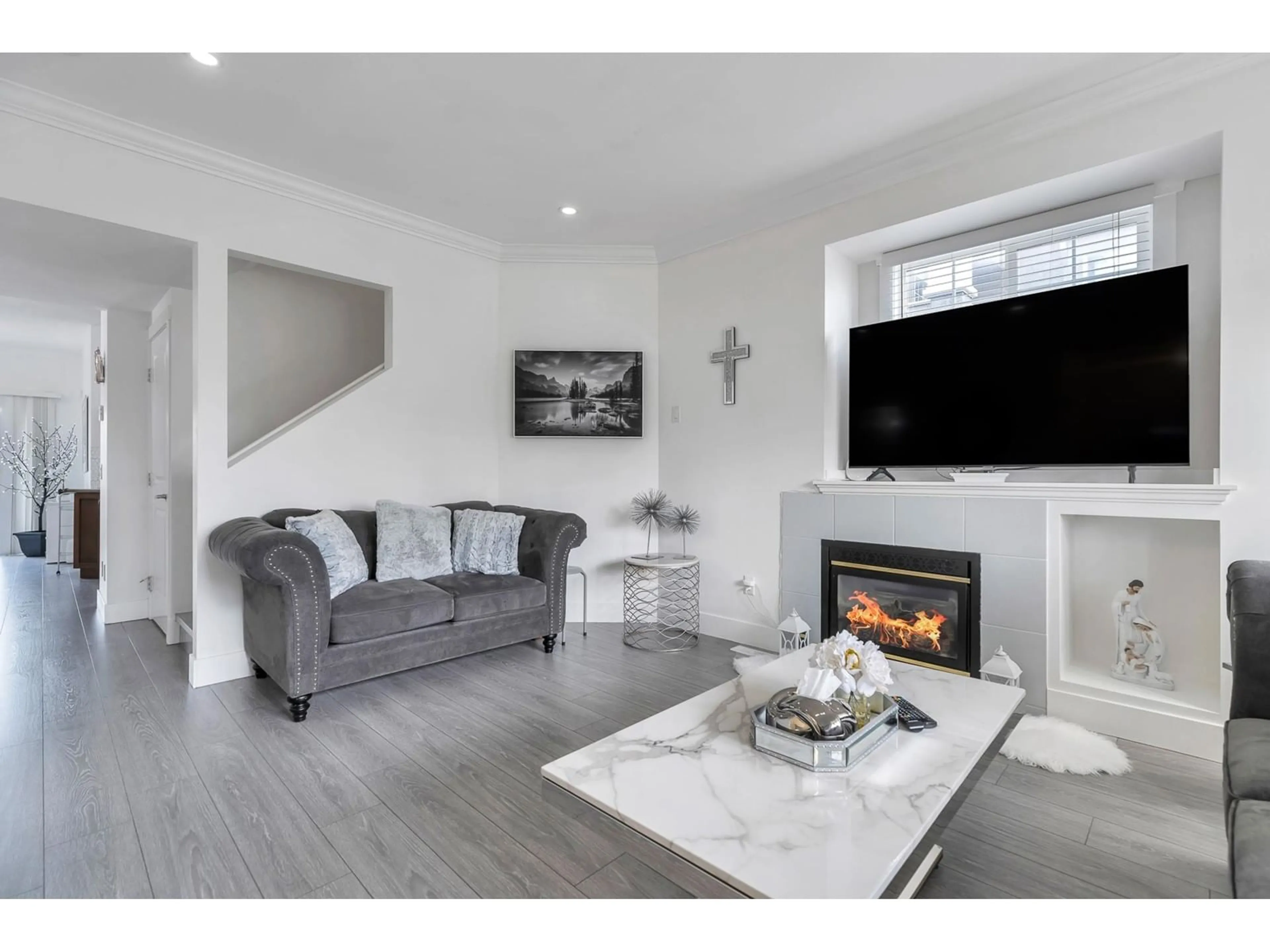Living room with furniture, wood/laminate floor for 3 - 27283 30, Langley British Columbia V4W3J6