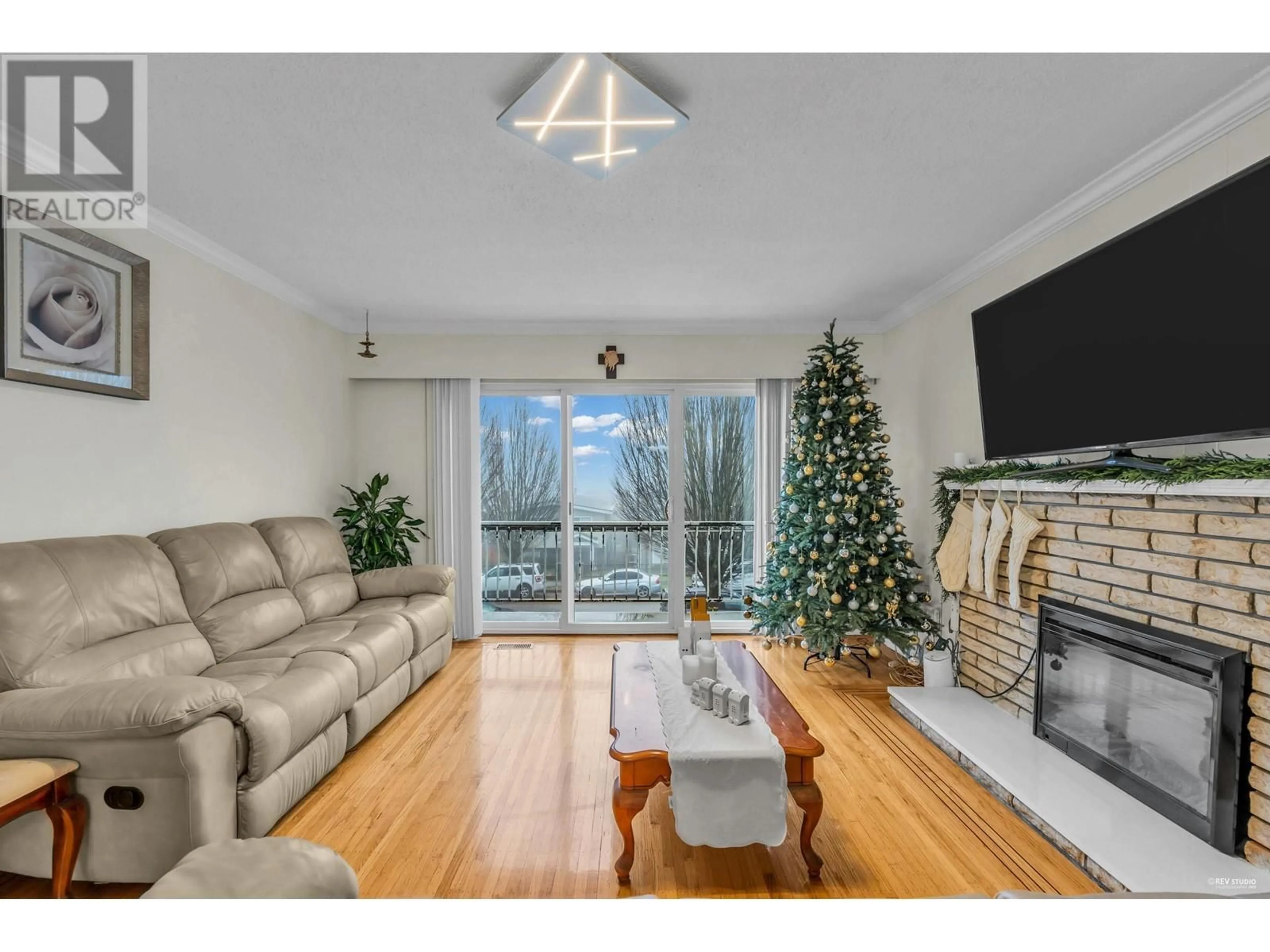 Living room with furniture, wood/laminate floor for 1237 64TH AVENUE, Vancouver British Columbia V5X2N8