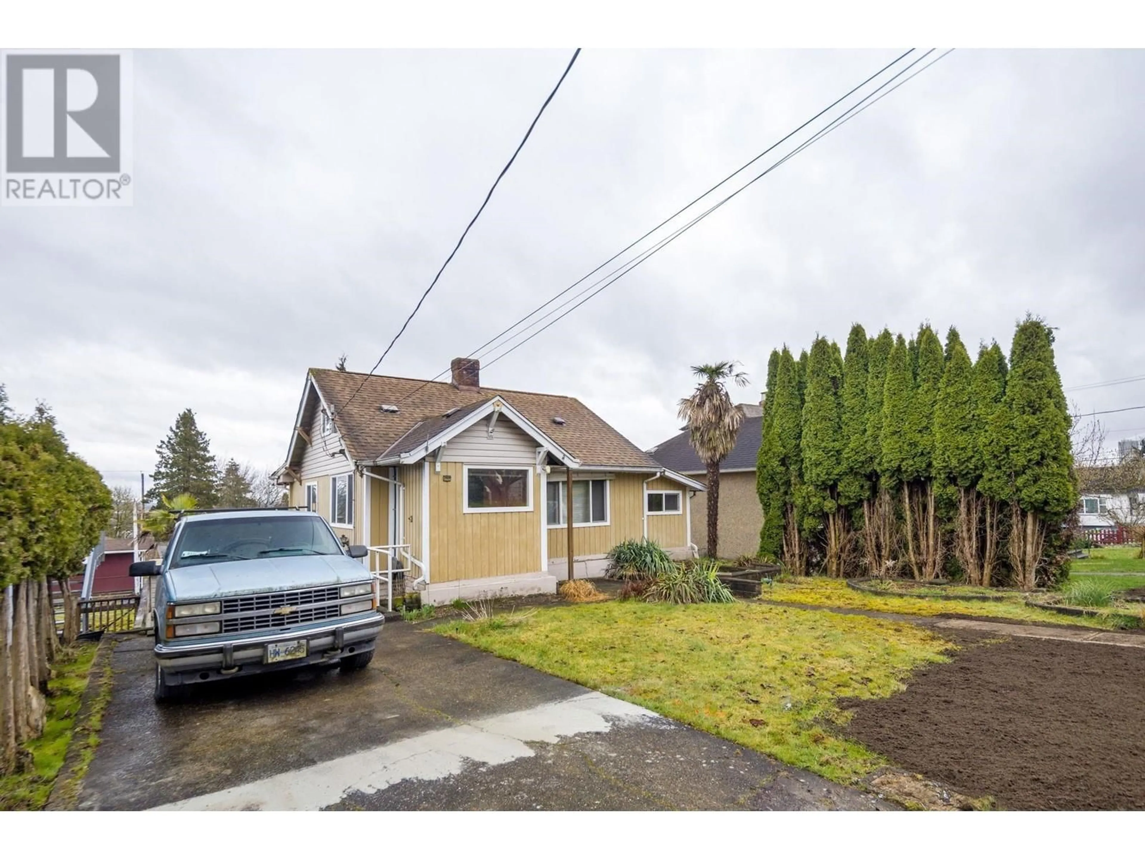 A pic from outside/outdoor area/front of a property/back of a property/a pic from drone, street for 448 FADER STREET, New Westminster British Columbia V3L3T3