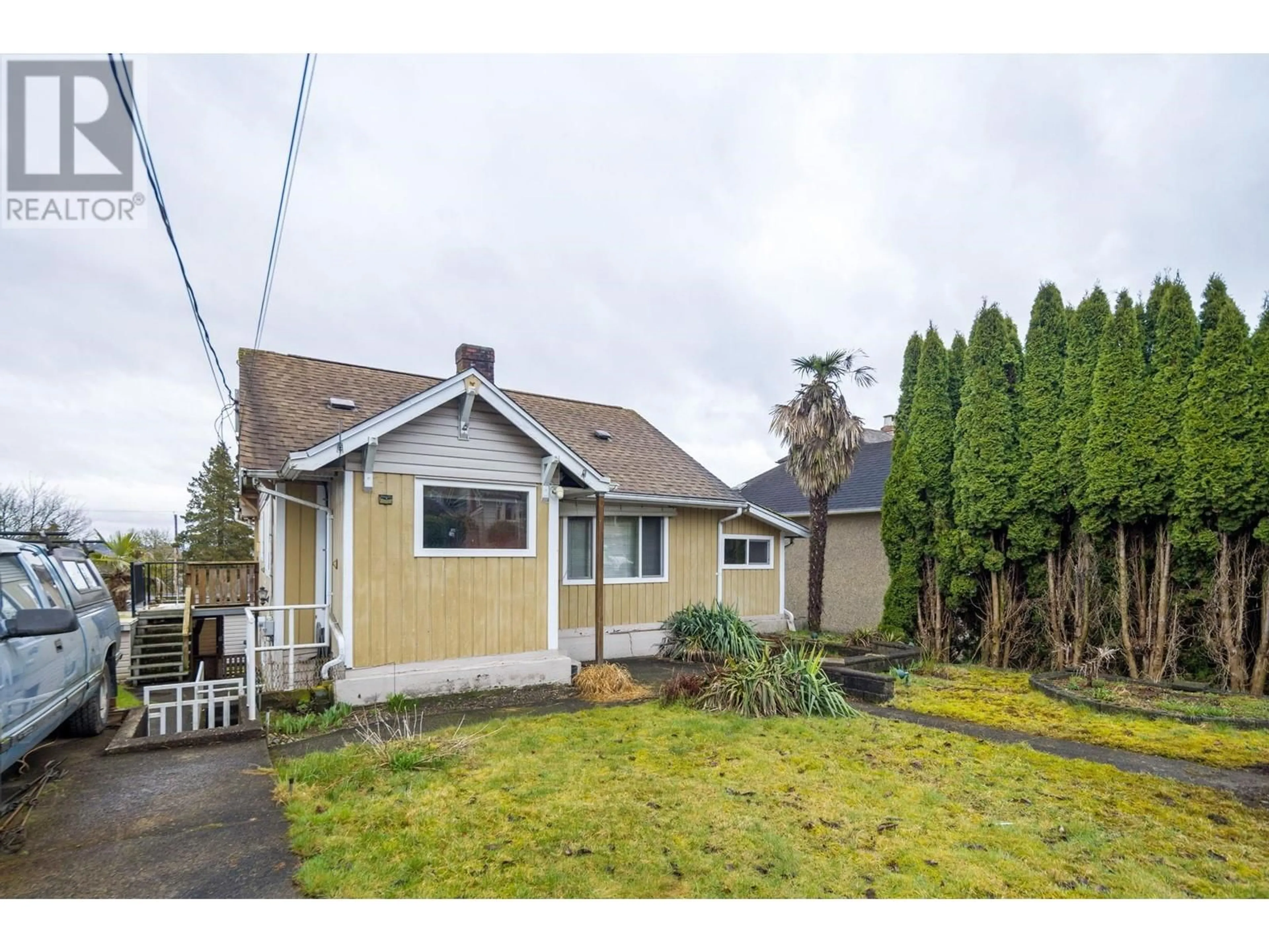 A pic from outside/outdoor area/front of a property/back of a property/a pic from drone, street for 448 FADER STREET, New Westminster British Columbia V3L3T3