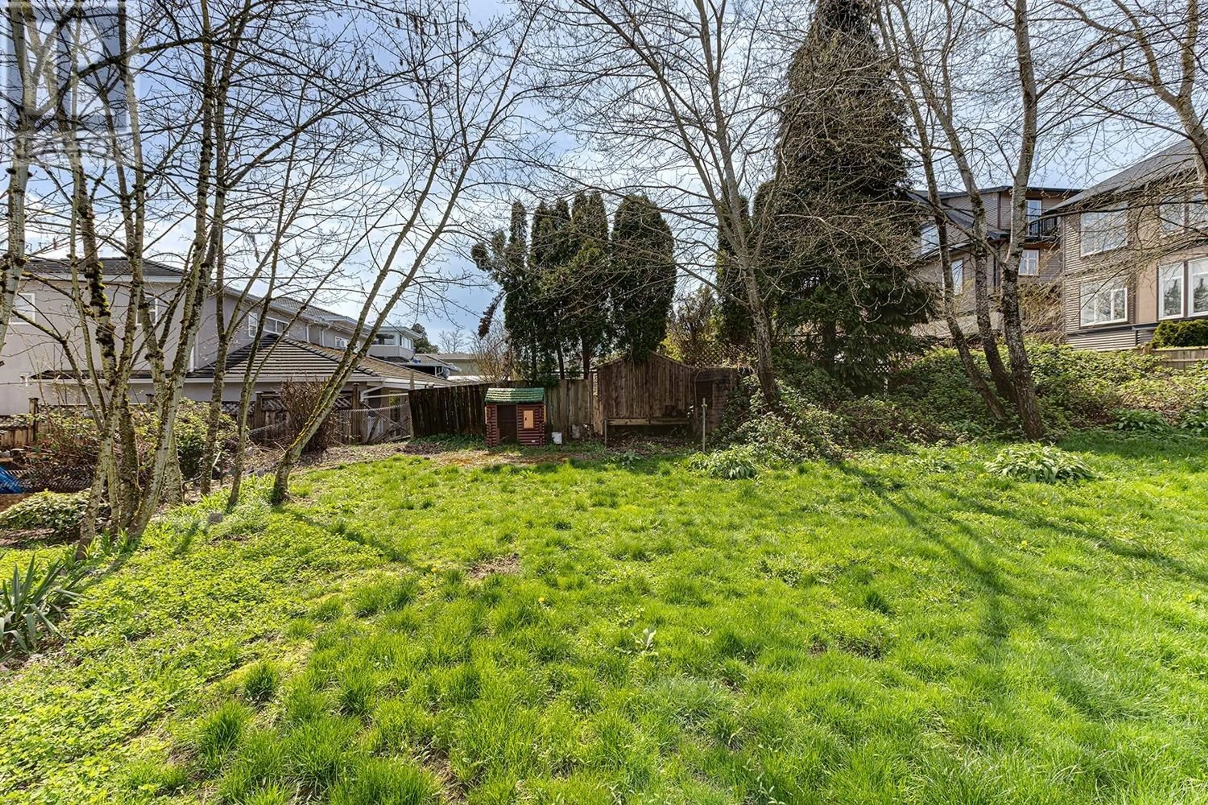 A pic from outside/outdoor area/front of a property/back of a property/a pic from drone, forest/trees view for 6525 DUFFERIN AVENUE, Burnaby British Columbia V5H3T2