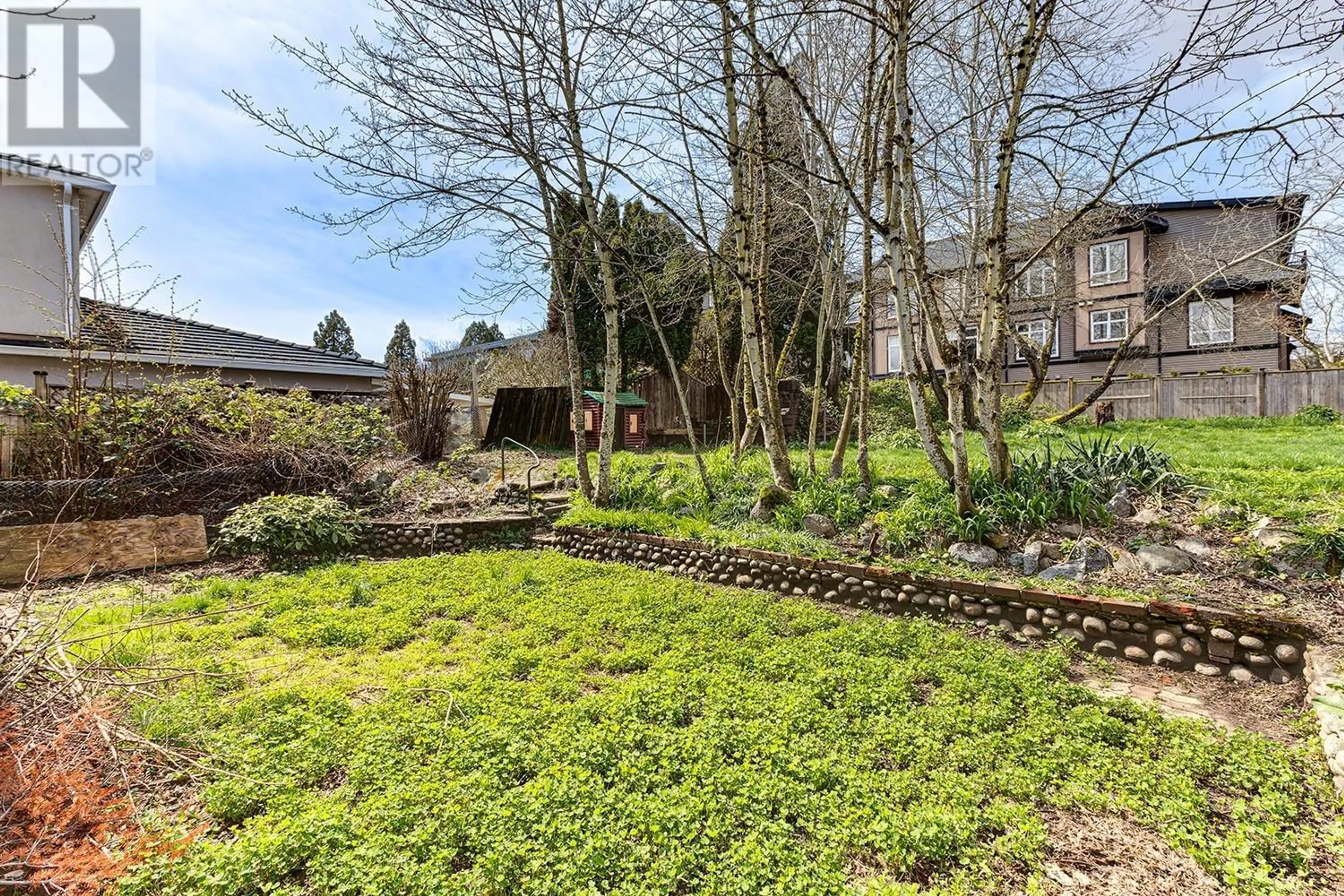 Patio, unknown for 6525 DUFFERIN AVENUE, Burnaby British Columbia V5H3T2