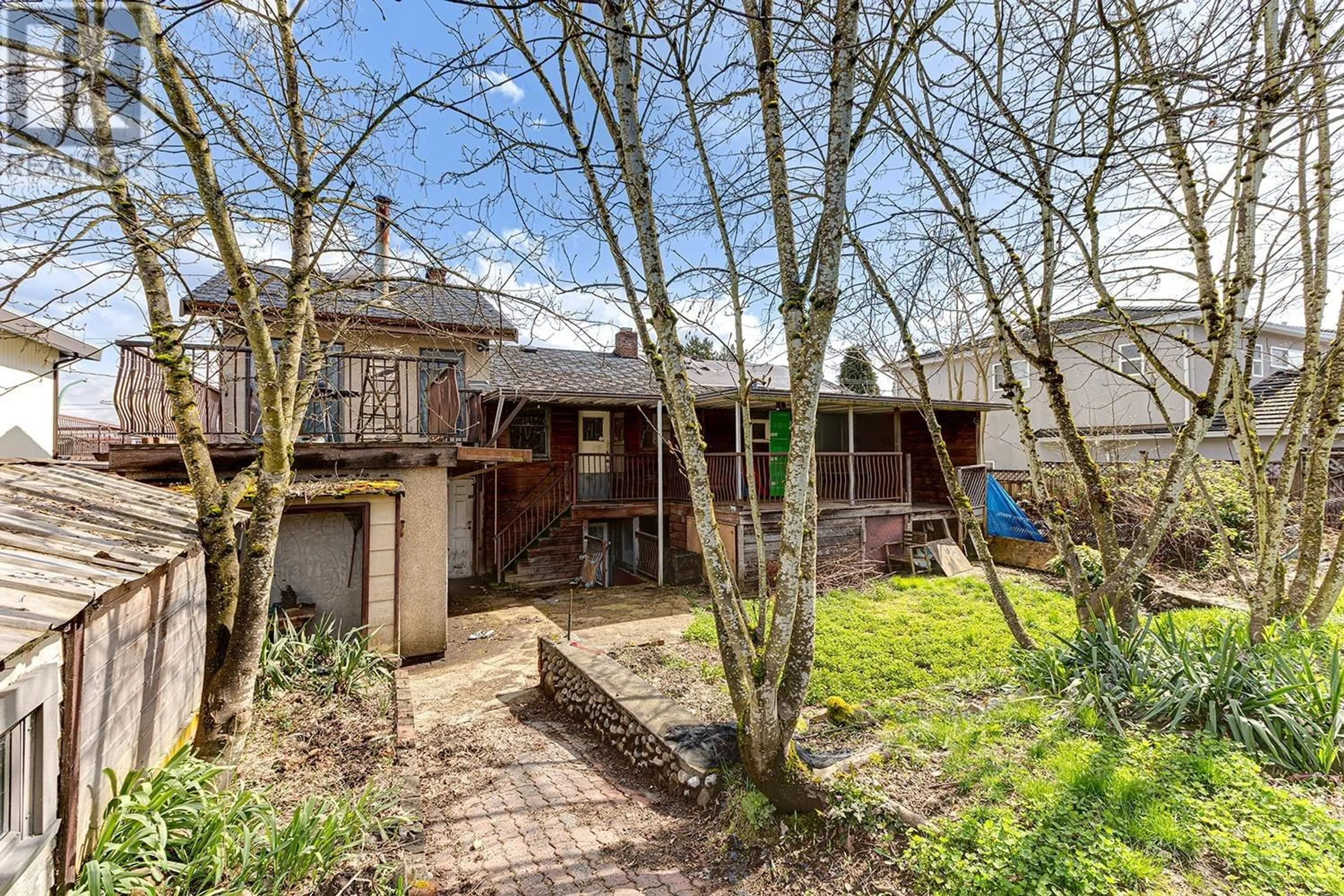 A pic from outside/outdoor area/front of a property/back of a property/a pic from drone, street for 6525 DUFFERIN AVENUE, Burnaby British Columbia V5H3T2