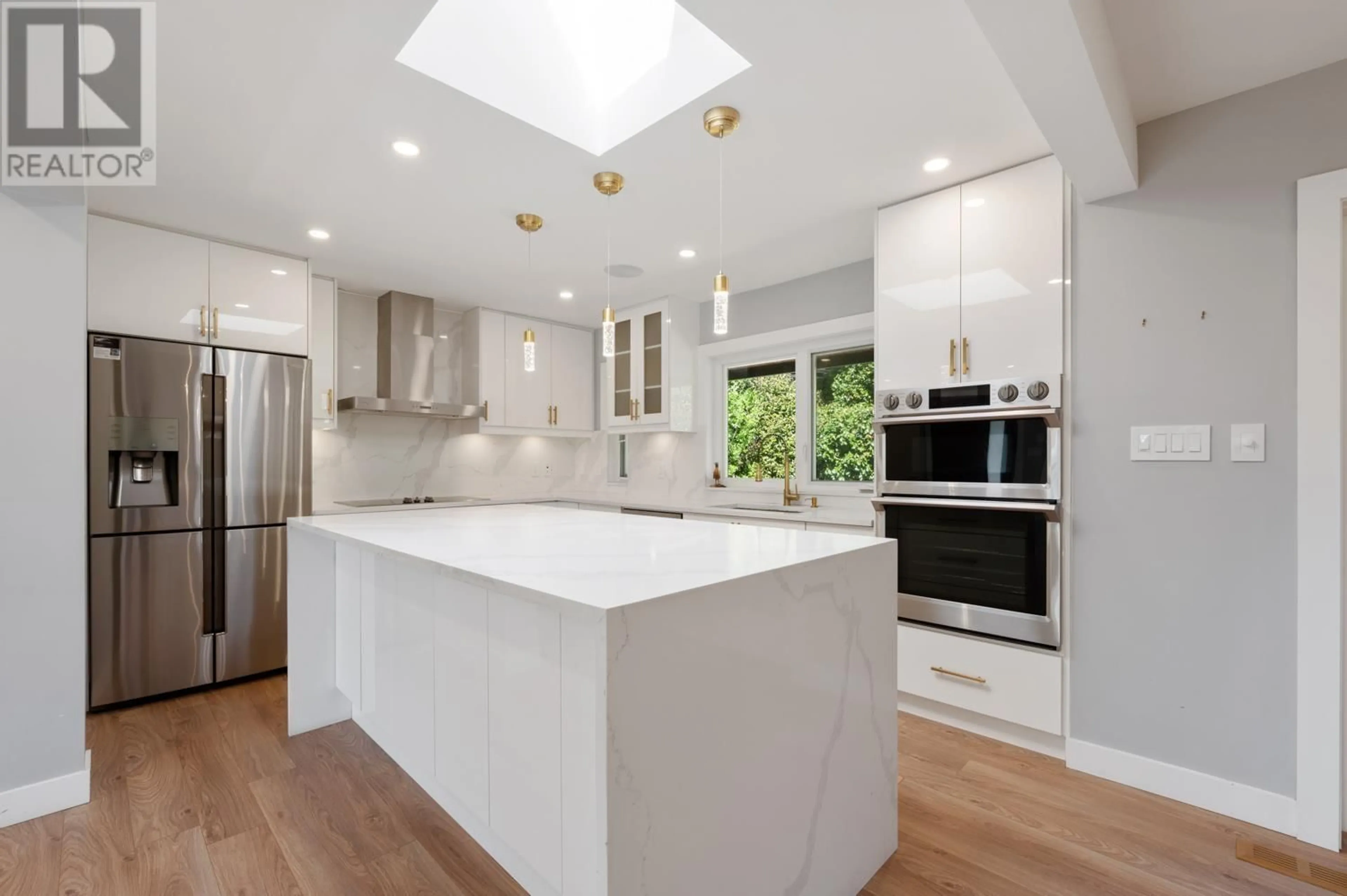 Contemporary kitchen, unknown for 4640 HIGHLAND BOULEVARD, North Vancouver British Columbia V7R3A5