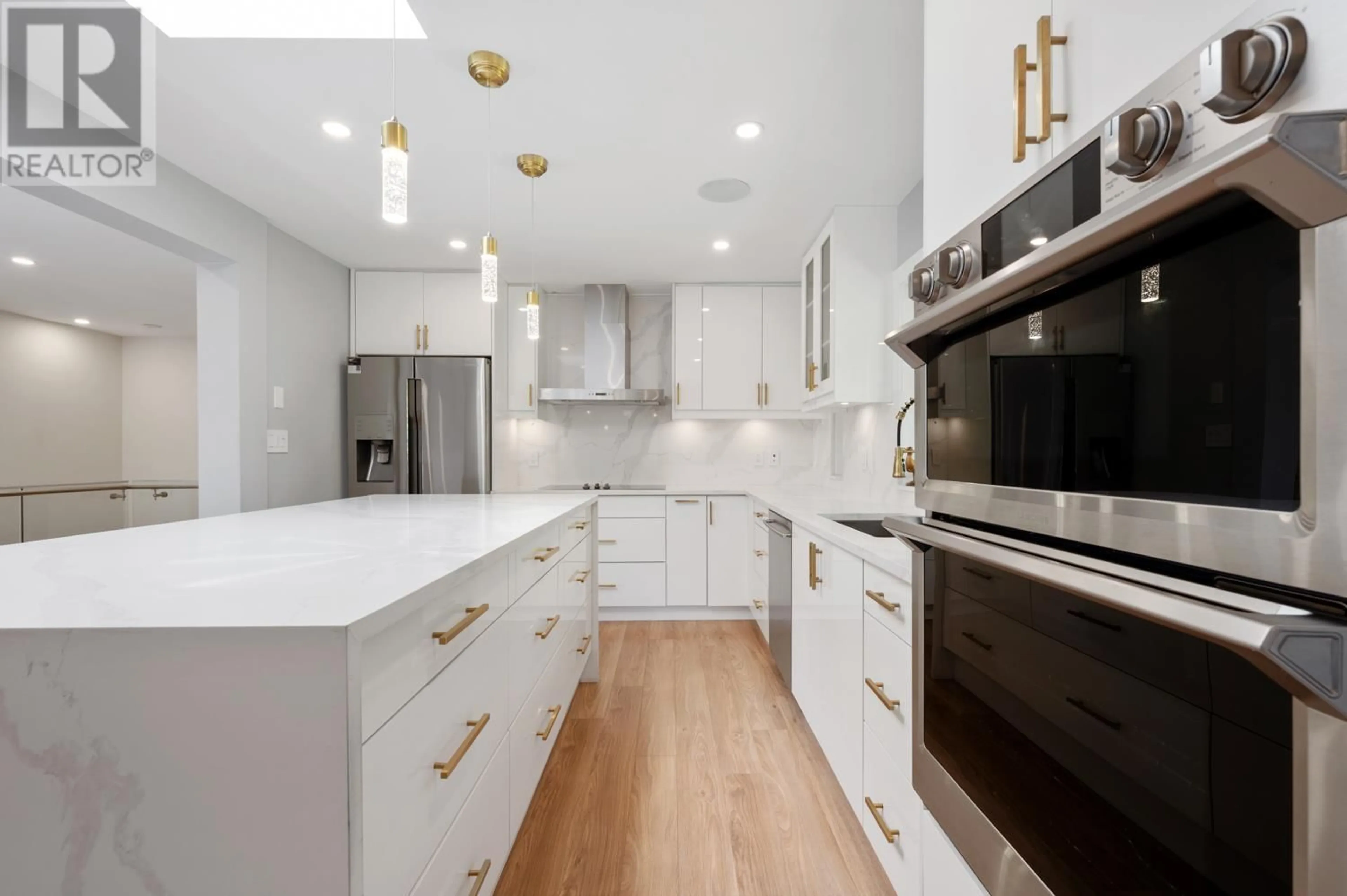 Contemporary kitchen, unknown for 4640 HIGHLAND BOULEVARD, North Vancouver British Columbia V7R3A5